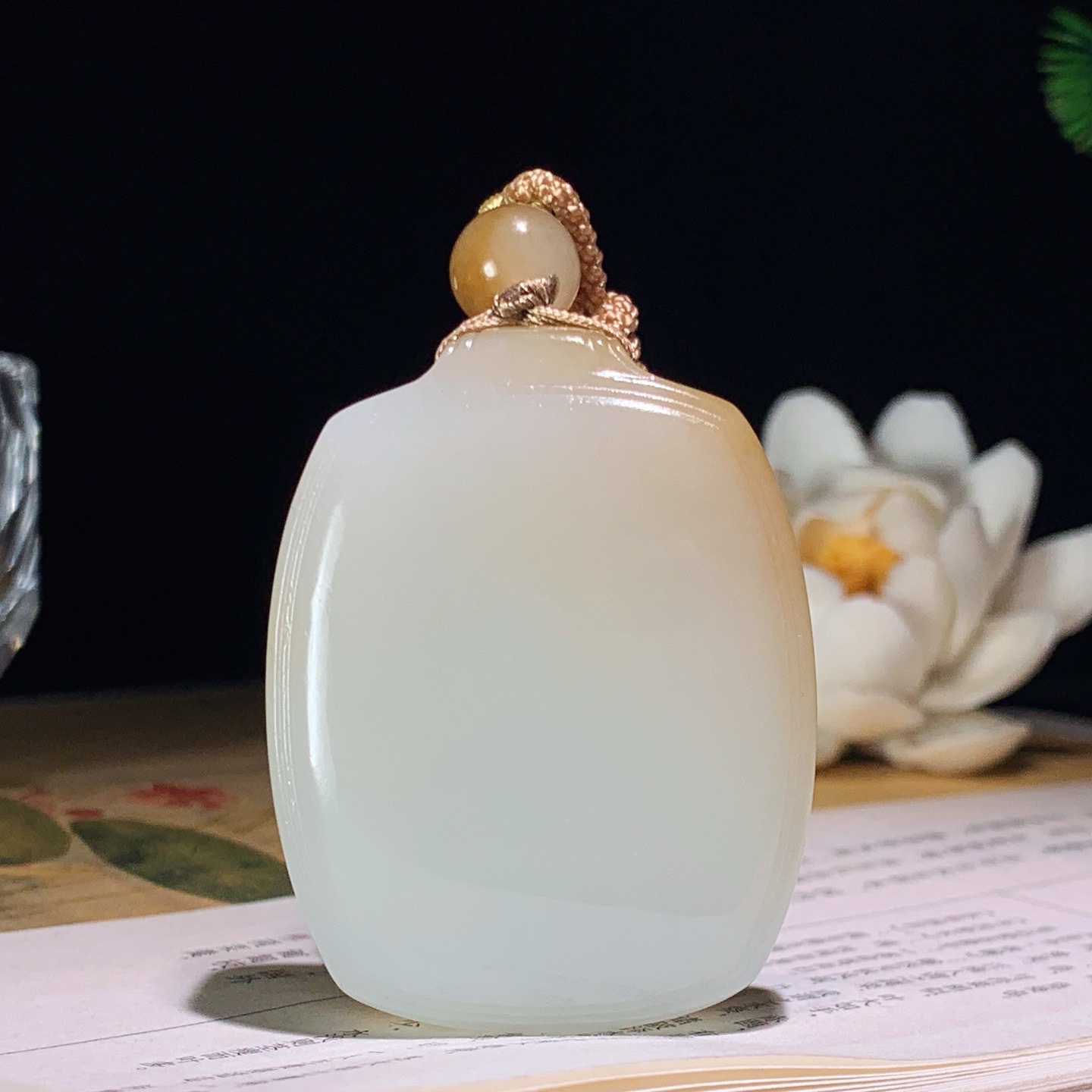 新疆和田玉且末糖平安无事牌挂件 尺寸50/39/12重54.5克 玉质细腻油润 底色纯净 脂粉好，品质好。lt260407