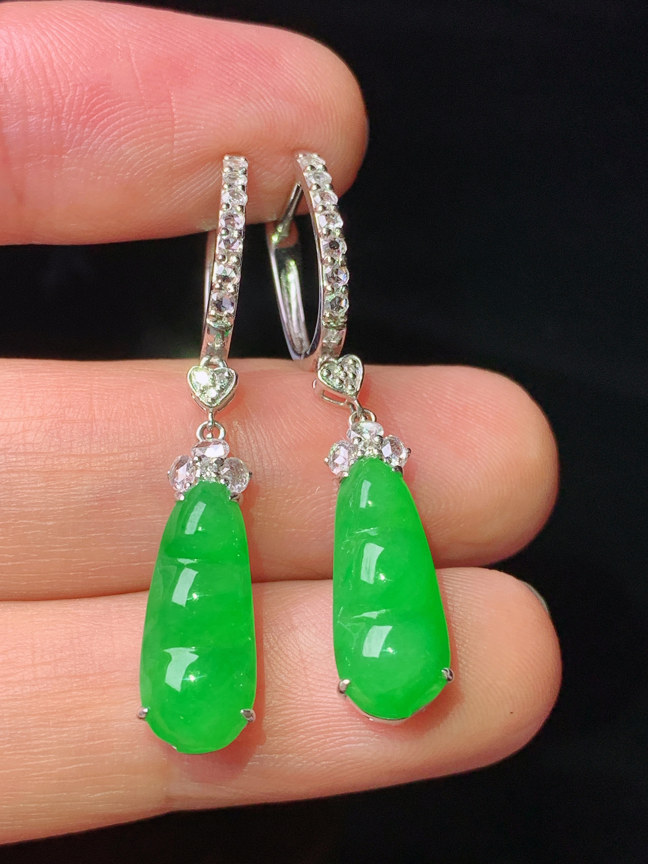 18k金钻镶嵌满绿四季豆耳坠 玉质细腻 色泽艳丽清新 水润亮眼 整体尺寸36.5*6.5*5.6c2