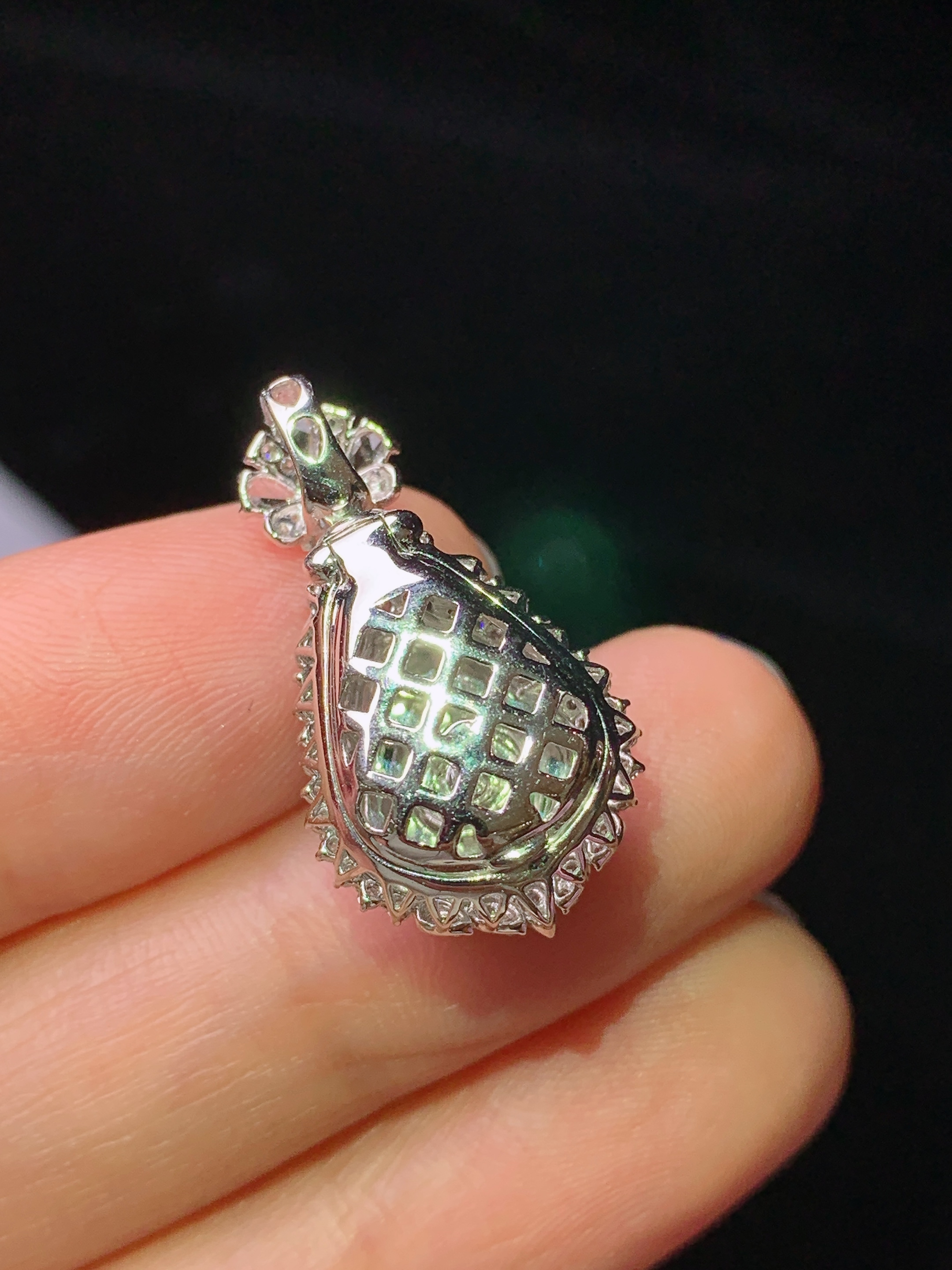 18k金钻镶嵌翠绿葫芦吊坠 玉质细腻 色泽艳丽清新 水润亮眼 整体尺寸24.6*13.6*11.7c2