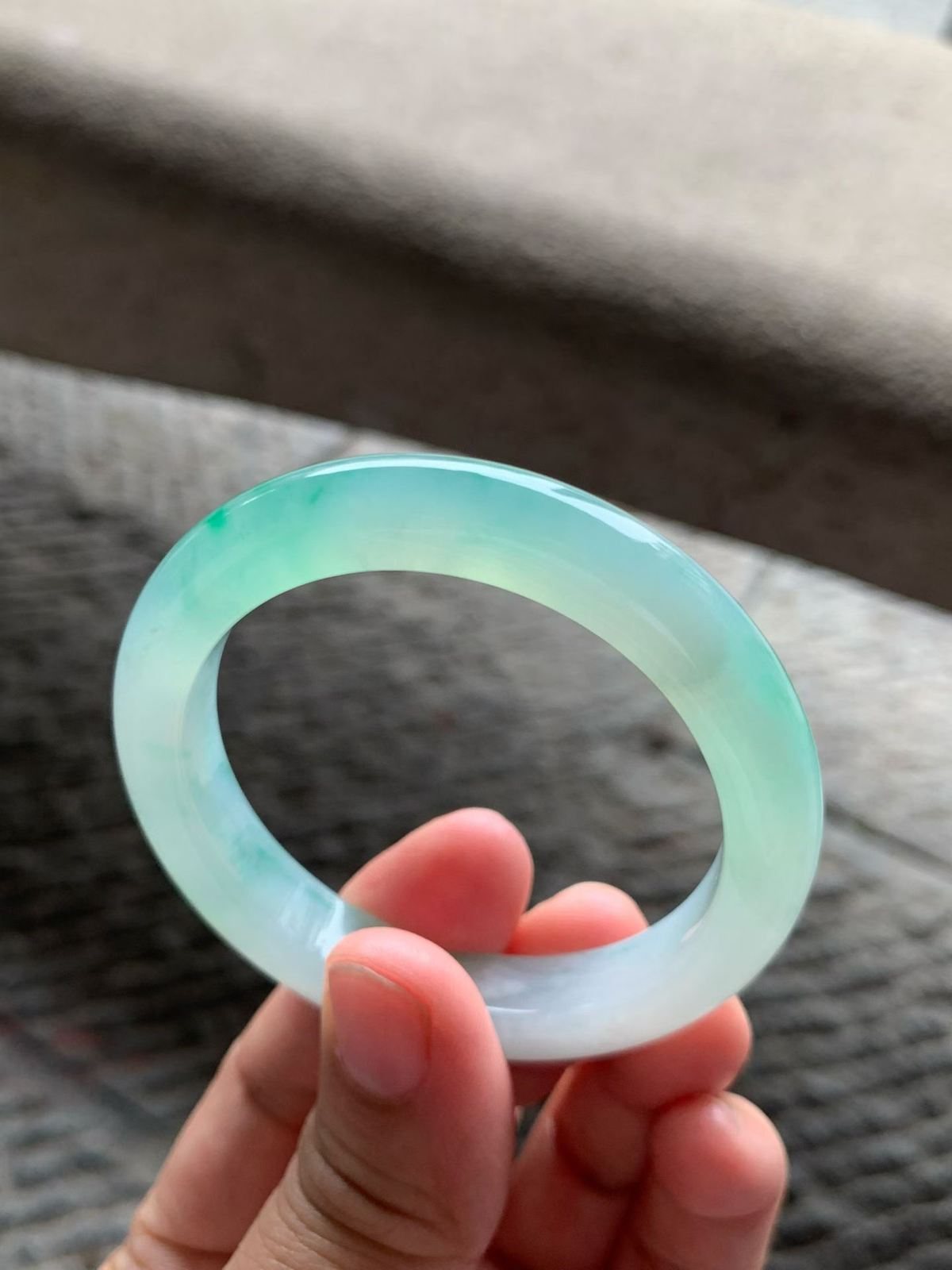 果绿色正圈手镯尺寸50.5*10*8.5 种质细腻，通透水润，颜色鲜亮灵动，上手清新甜美！