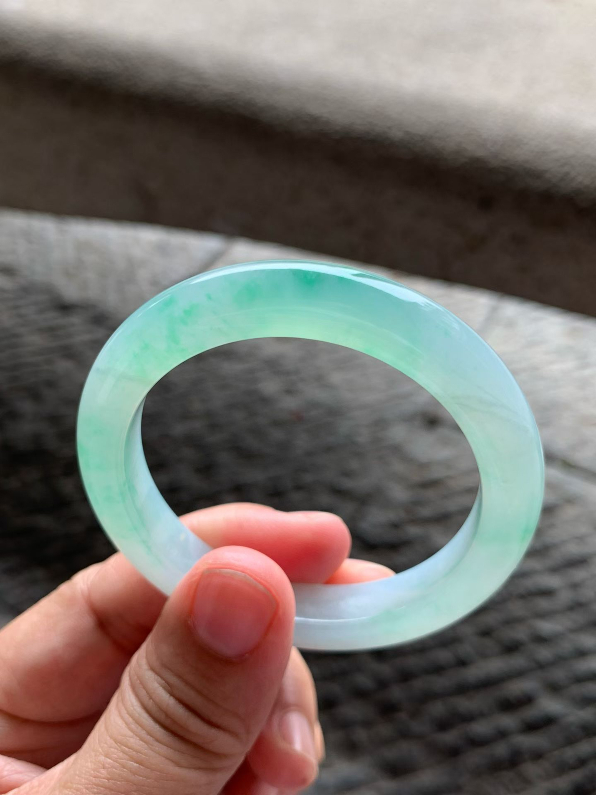 果绿色正圈手镯尺寸50.5*10*8.5 种质细腻，通透水润，颜色鲜亮灵动，上手清新甜美！