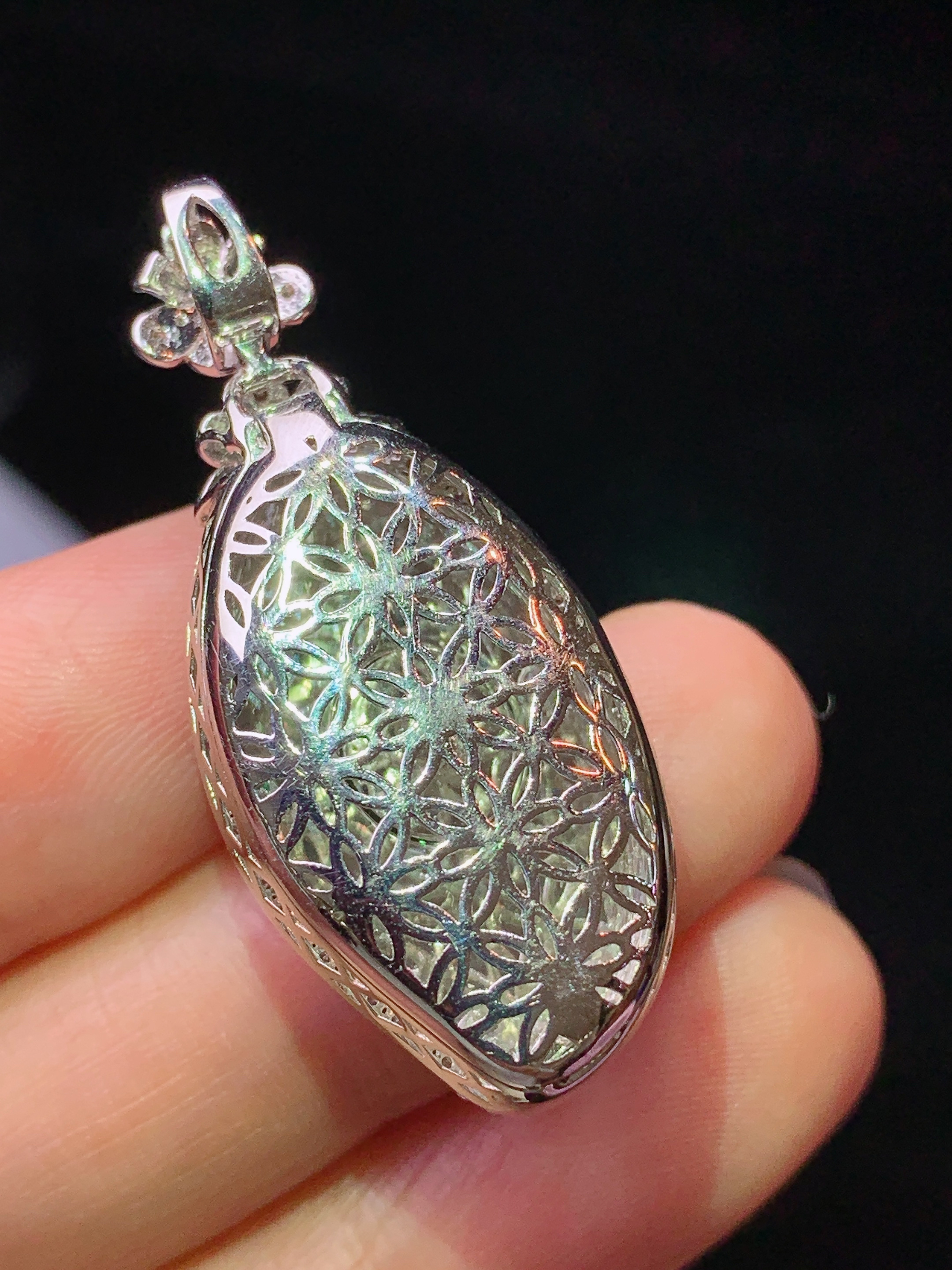 18k金钻镶嵌满绿福瓜吊坠 玉质细腻 色泽艳丽清新 水润亮眼 整体尺寸37.5*16.2*10.5L2