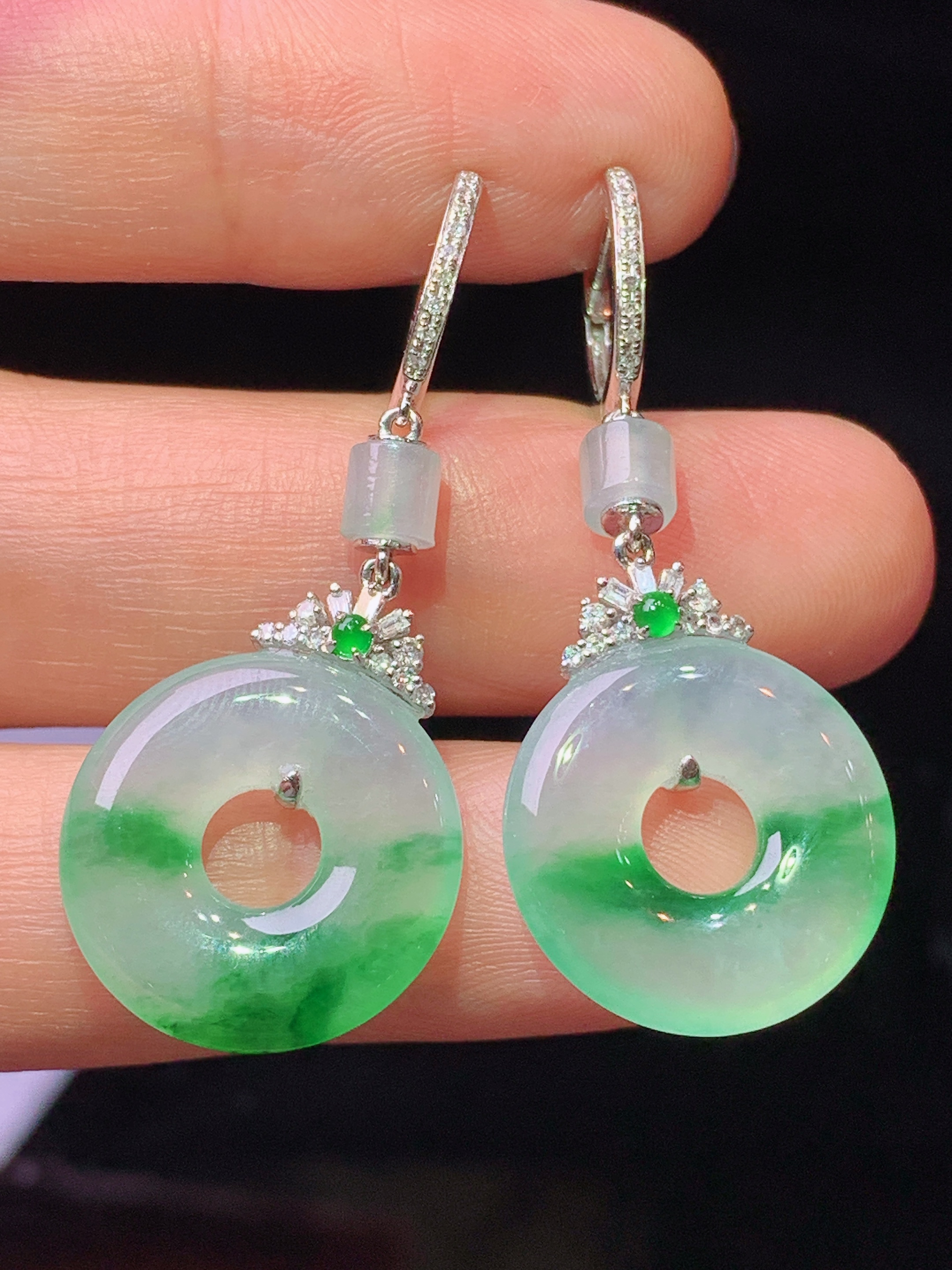 18k金钻镶嵌飘绿平安环吊坠 玉质细腻 色泽艳丽清新 水润亮眼 整体尺寸37.8*16.5*3.5c5