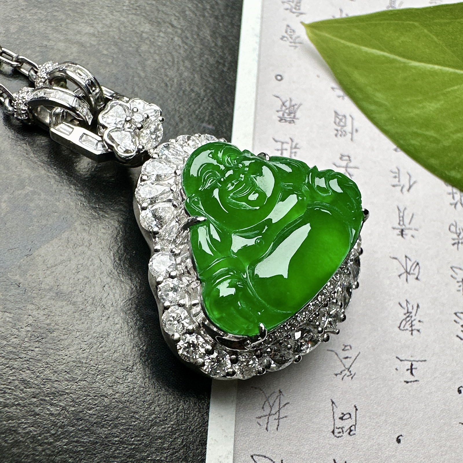 【冰种满绿佛公吊坠】浓绿色泽，种水上乘，晶莹剔透，纯净通透，莹光感很强。18k金钻镶嵌，裸石尺寸16.4*20.2*4毫米