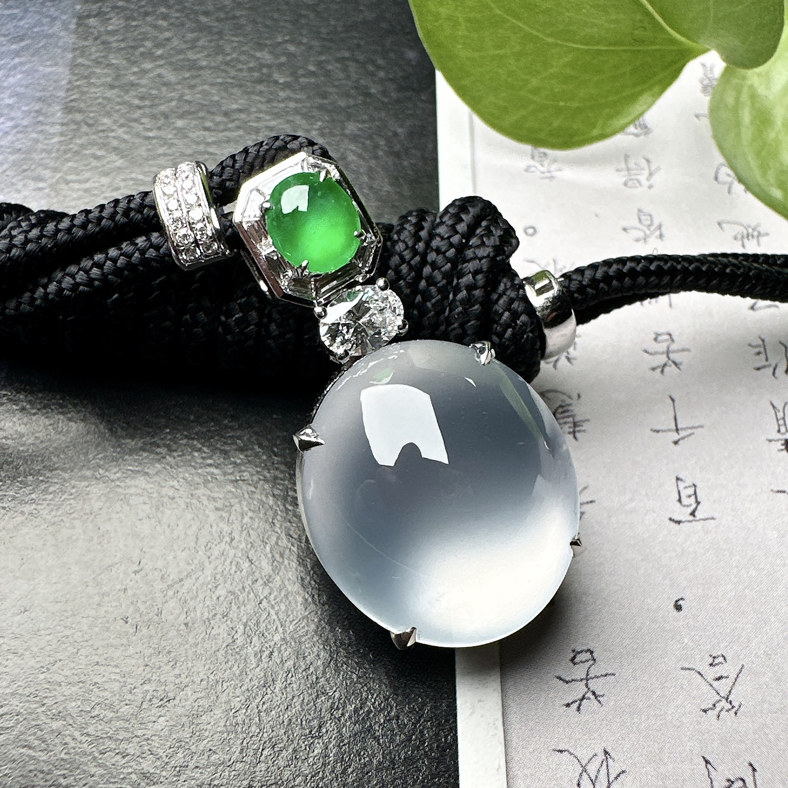 【玻璃蛋面吊坠】质地细腻清爽，玻璃色泽，荧光感强烈，18K金钻镶嵌，裸石尺寸16.7*15*7毫米