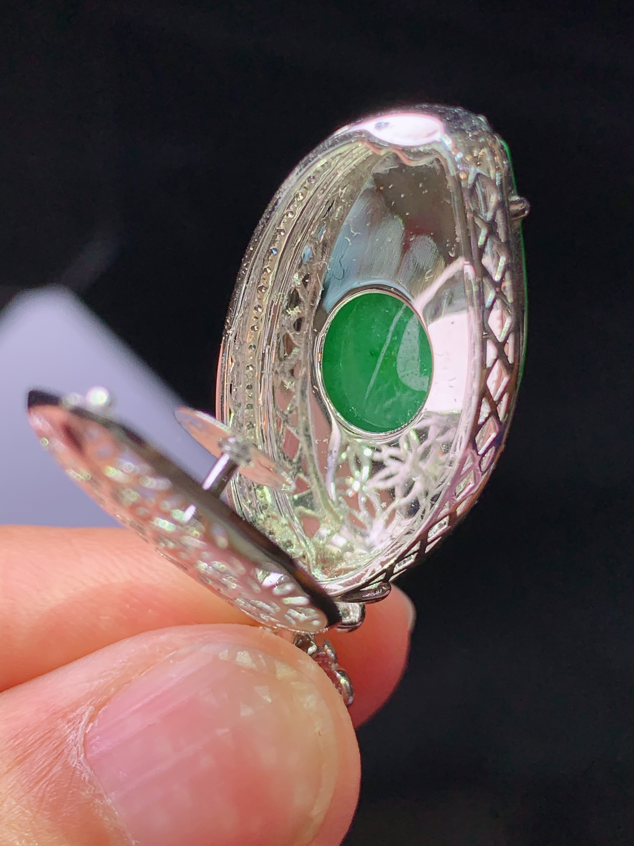 18k金钻镶嵌满绿福瓜吊坠 玉质细腻 色泽艳丽清新 水润亮眼 整体尺寸37.5*16.2*10.5L2