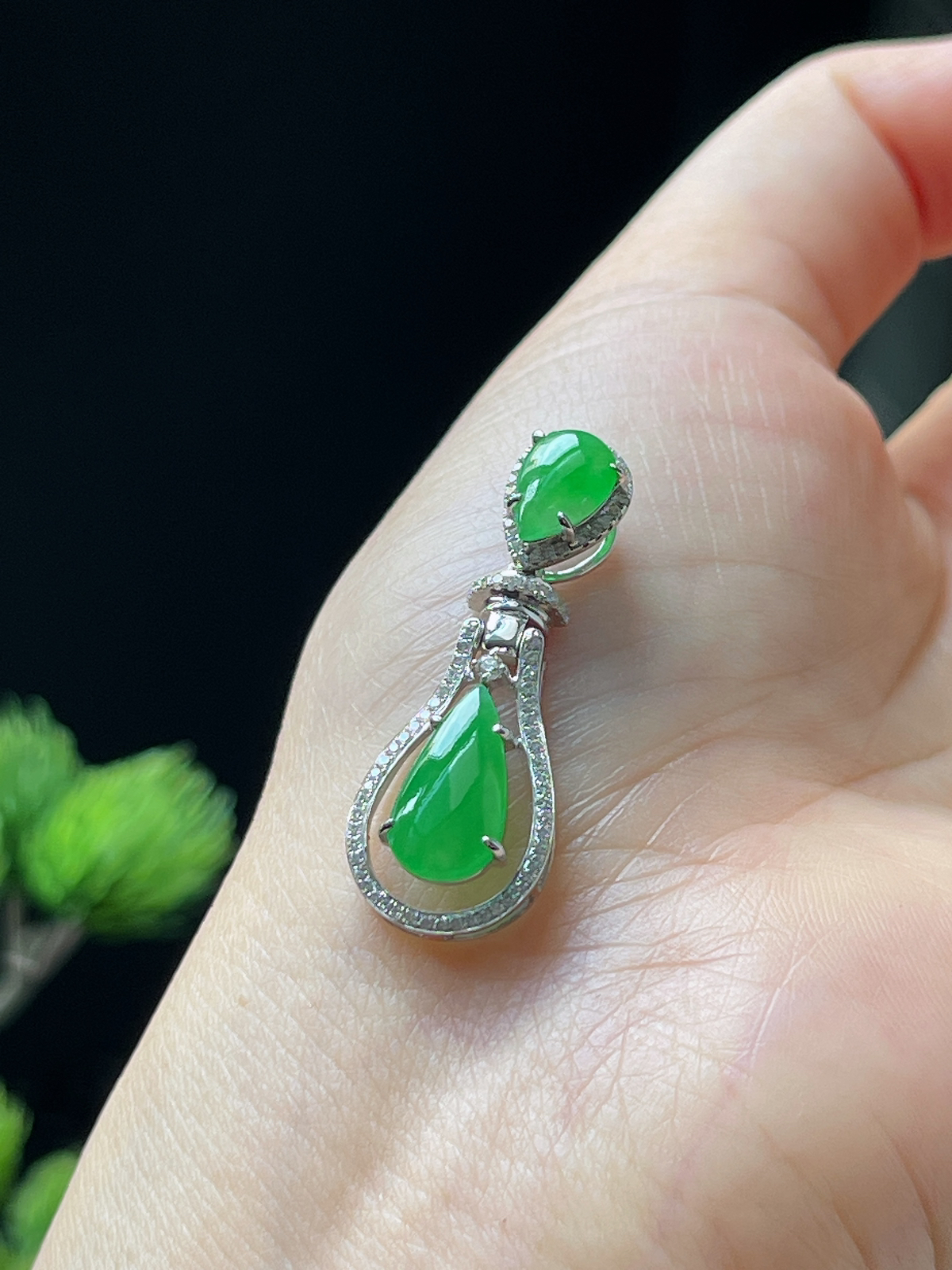 18k金翡翠冰糯种绿色水滴形吊坠