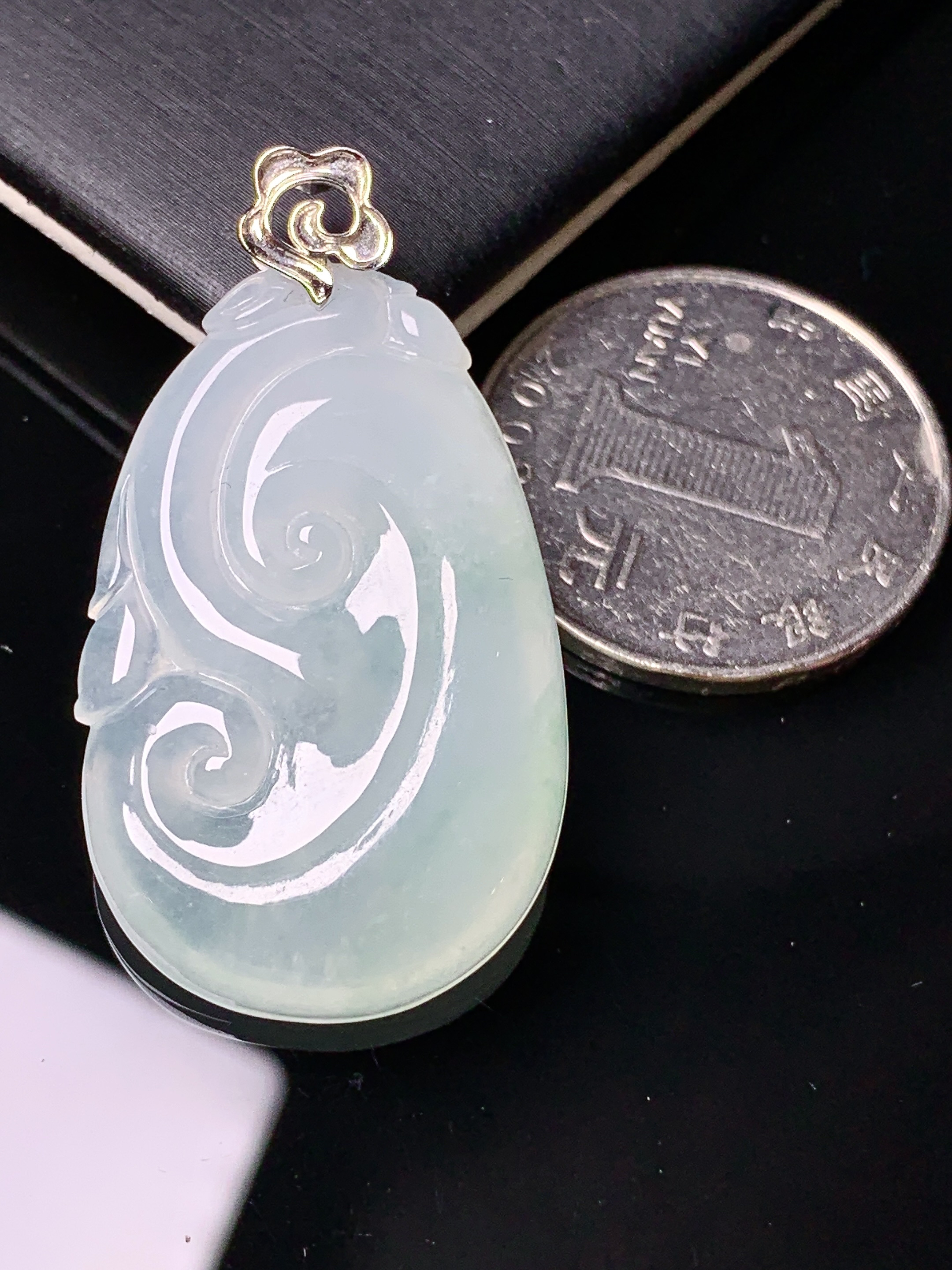 18k金镶嵌冰种如意吊坠 玉质细腻 色泽艳丽清新 水润亮眼 整体尺寸40*22.3*5.5yz