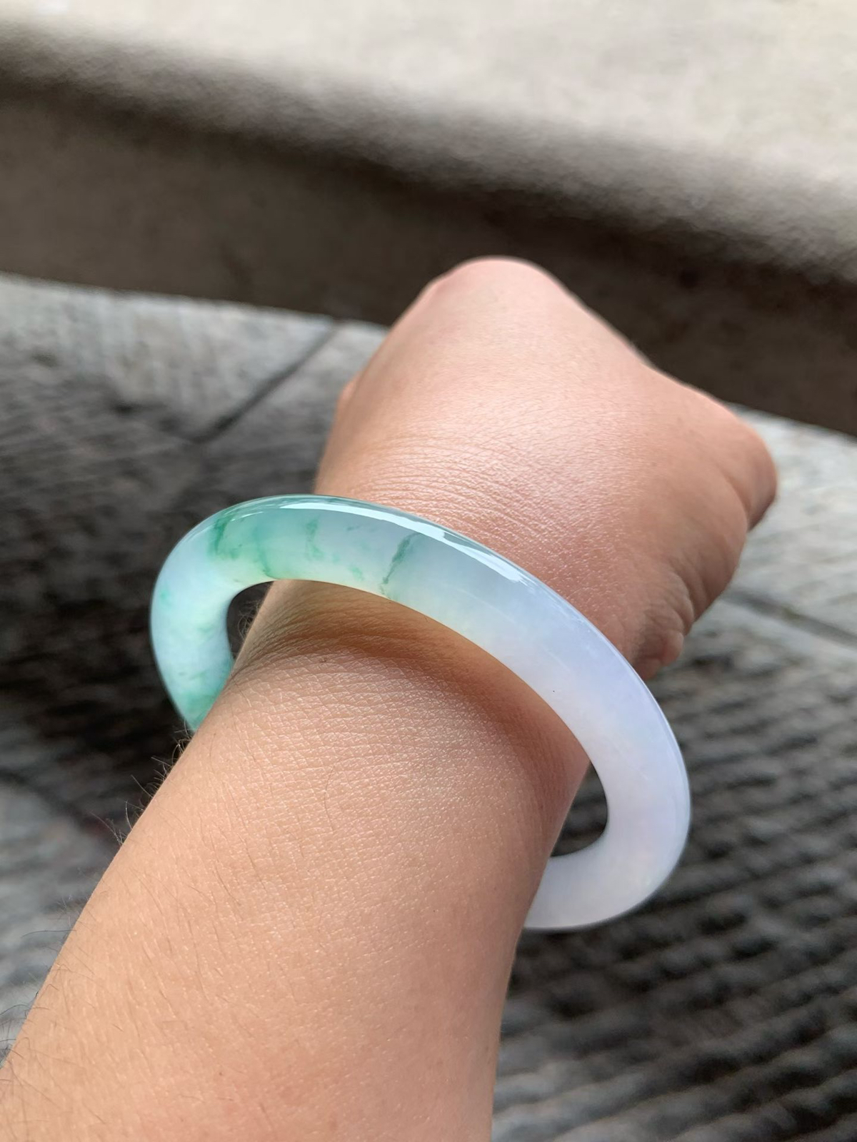 飘芙蓉绿花圆条手镯尺寸54*9*9 老种通透，冰凝透亮，水润胶足，绿花灵动飘逸，上手清新水灵！