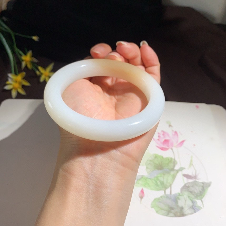 和田玉59圈口且末糖手镯！圈口59玉质细腻油润 底色纯净 无裂无杂 脂粉好，品质好