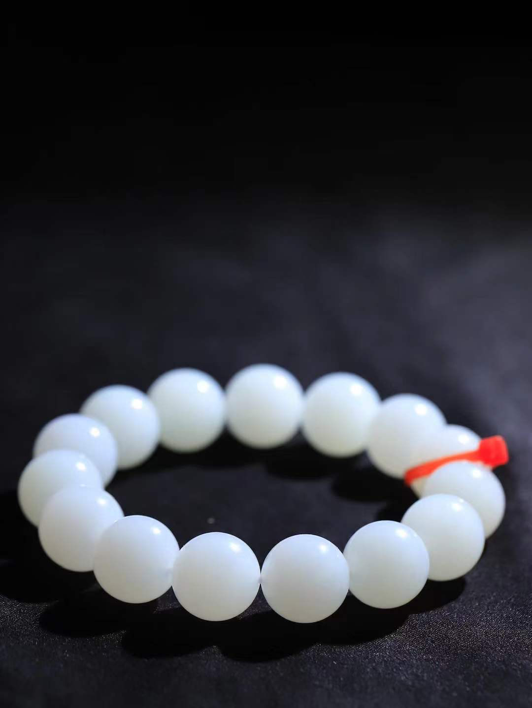 【珠圆玉润.手串】

精品和田玉白玉珠圆玉润手串 玉质温润细腻  整串打磨圆润，佩戴舒适。珠珠落玉盘，间关莺语花底滑，一生美好时光，无论身在何处，都有它相伴相守。事事顺遂，幸福美满，吉祥如意。重78.4克 尺寸取一15mmFDT-1640813