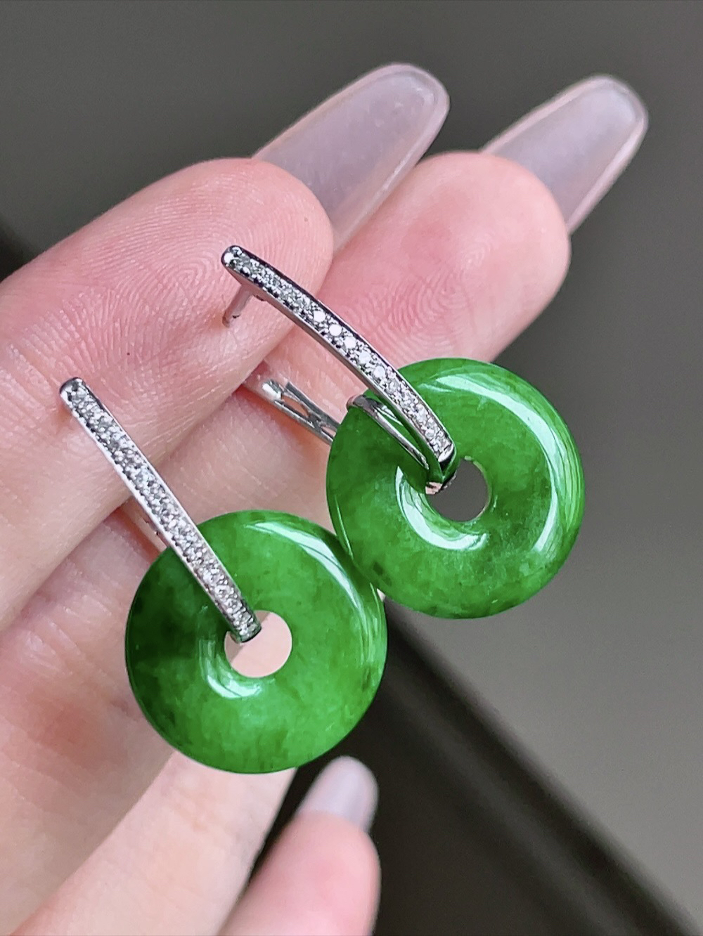 ️ 满绿甜甜圈耳坠 
色泽浓郁 种老水润 18k金镶嵌
尺寸25.5/15.6/2.8