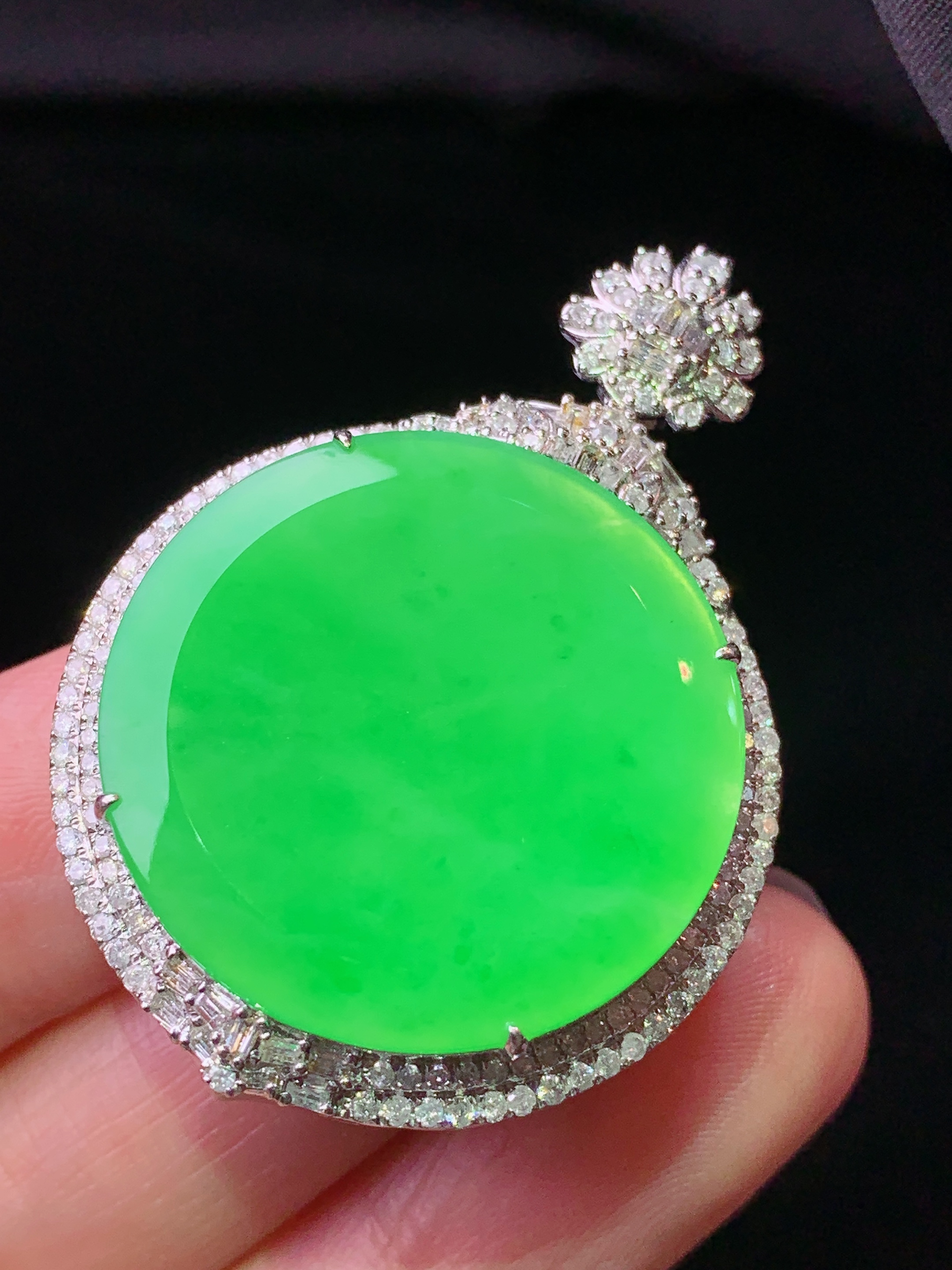 18k金钻镶嵌翠绿圆牌吊坠 玉质细腻 色泽艳丽清新 水润亮眼 整体尺寸42*30*9.5c1