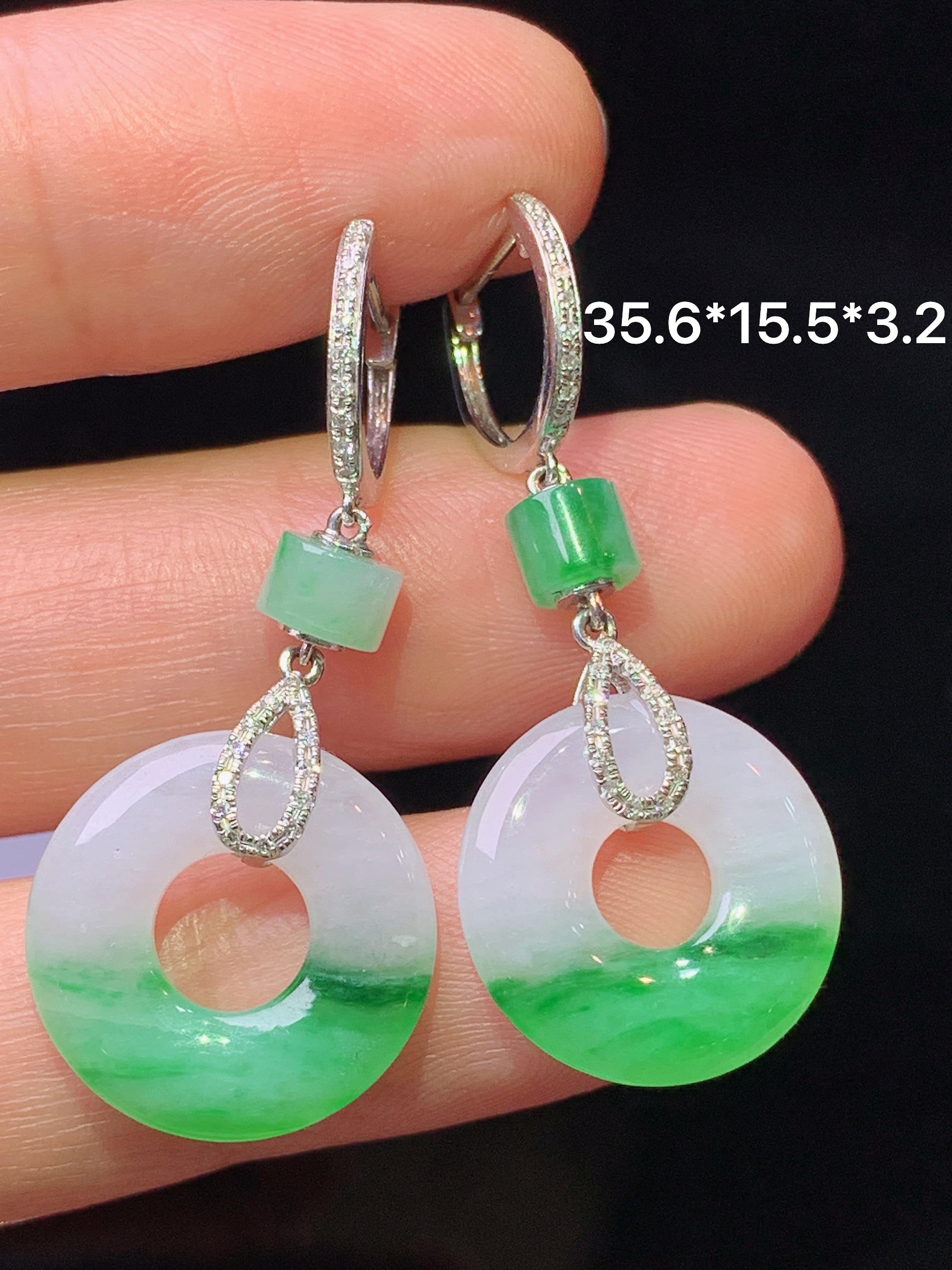 18k金钻镶嵌飘绿平安环耳坠 玉质细腻 色泽艳丽清新 水润亮眼 整体尺寸35.6*15.5*3.2c5