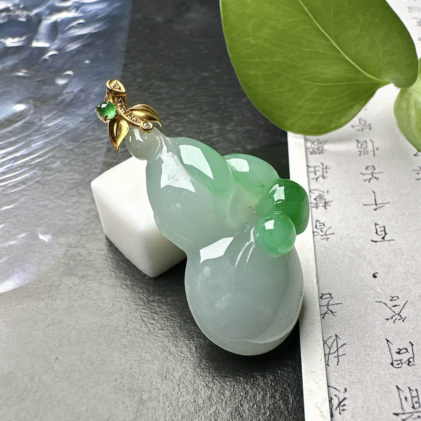 【冰种飘绿葫芦吊坠】质地细腻，随形雕刻，18K金钻镶嵌，裸石尺寸29.5*18.5*12.7毫米