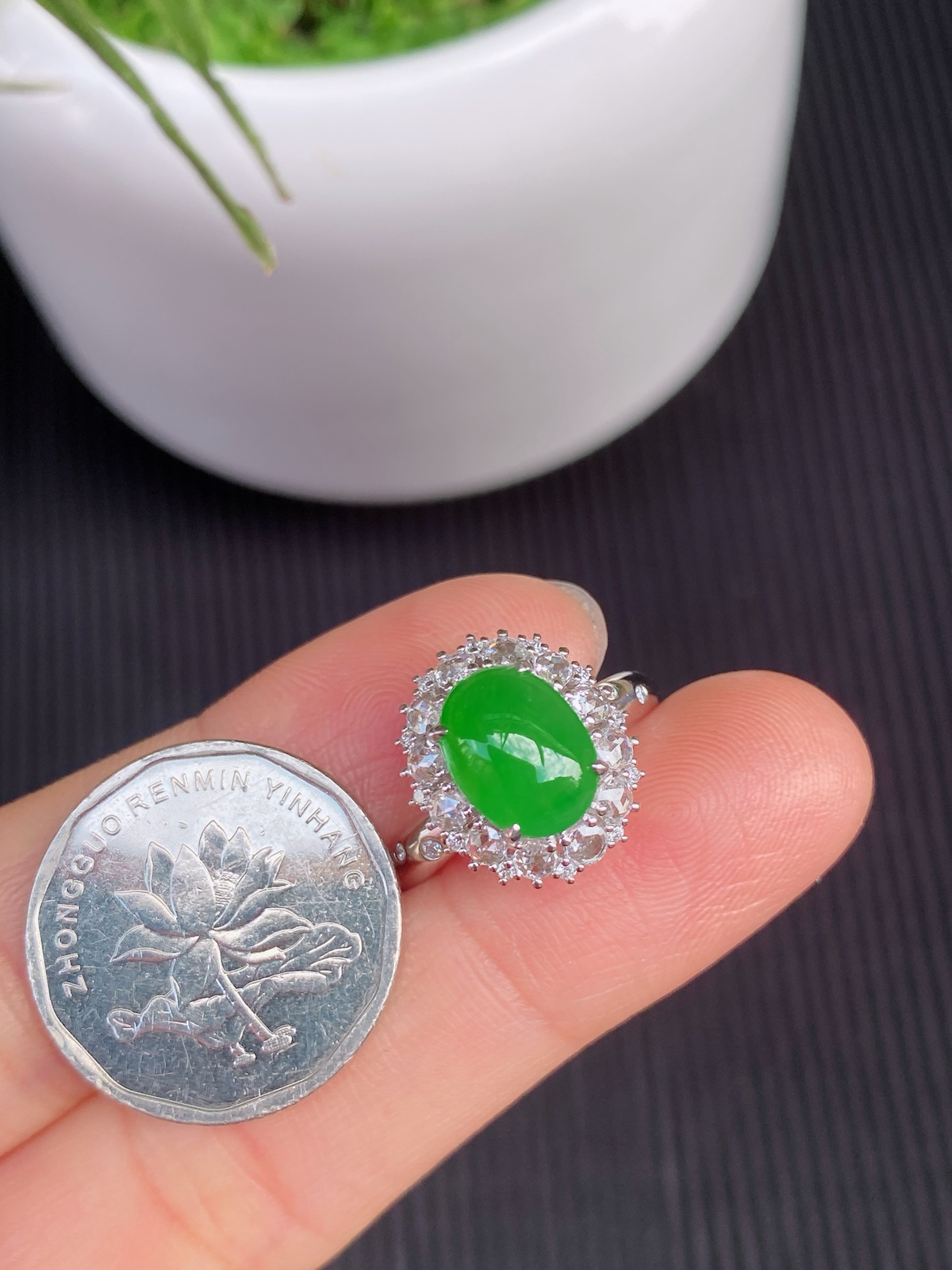 冰阳绿蛋面戒指椭圆蛋面，色泽正阳绿通透莹润，种水老，光泽感强18K金镶嵌，实物更美～