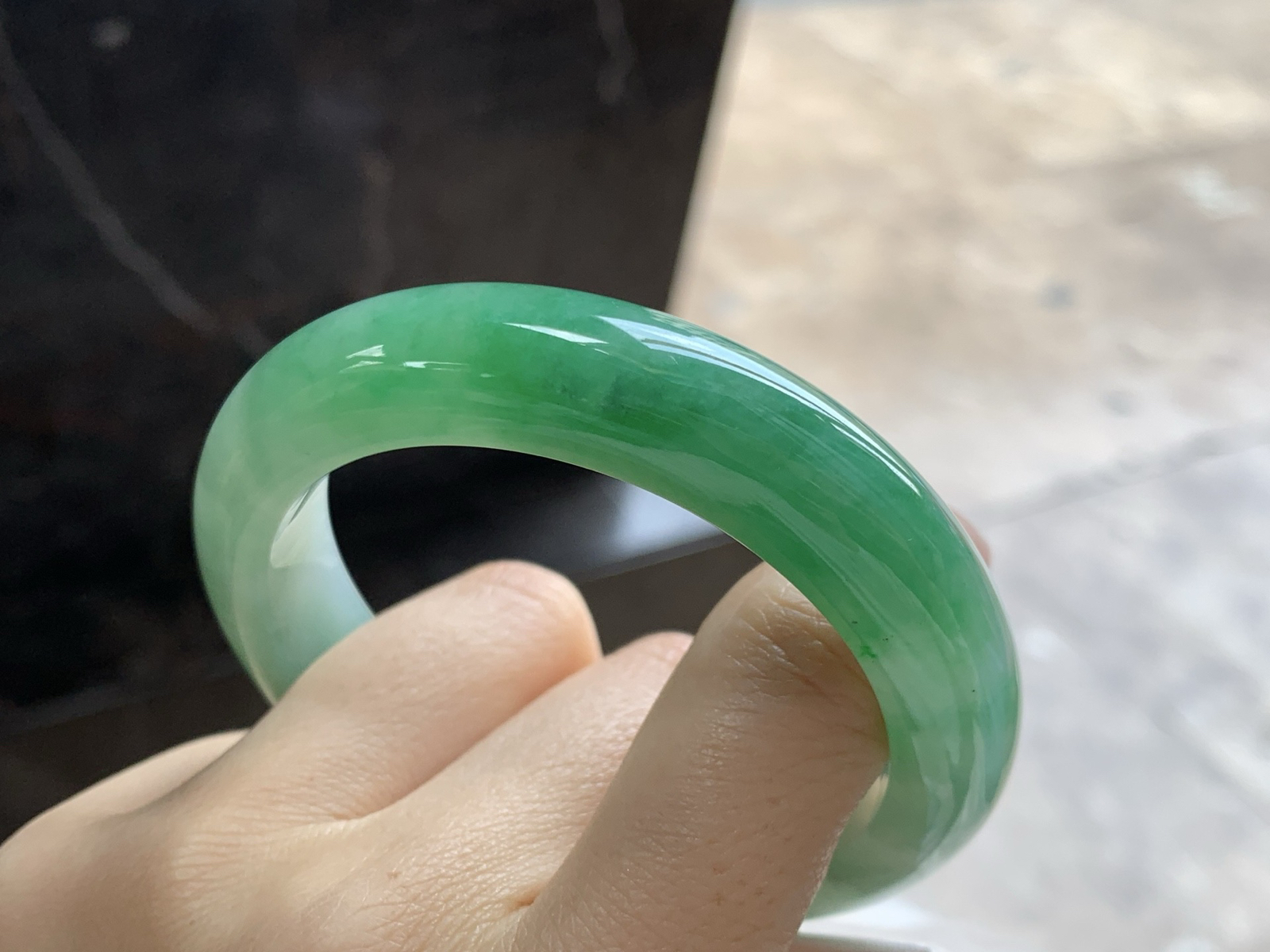 辣绿色手镯
尺寸：54.2-12.5-9.3mm
绿色浓郁大气 上手好看