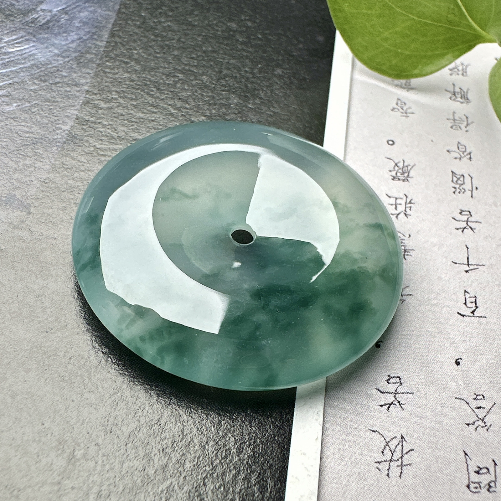 【冰种飘花平安扣】质地非常细腻干净，冰润十足，种老冰透，收藏品质