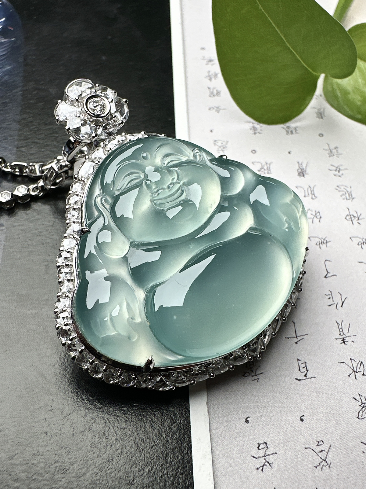 【玻璃种天空蓝佛】大尺寸，冰感动人，通透闪耀，光可鉴人，佳品推荐。收藏品质，18k金钻镶嵌，裸石尺寸32.6*39*5.2毫米