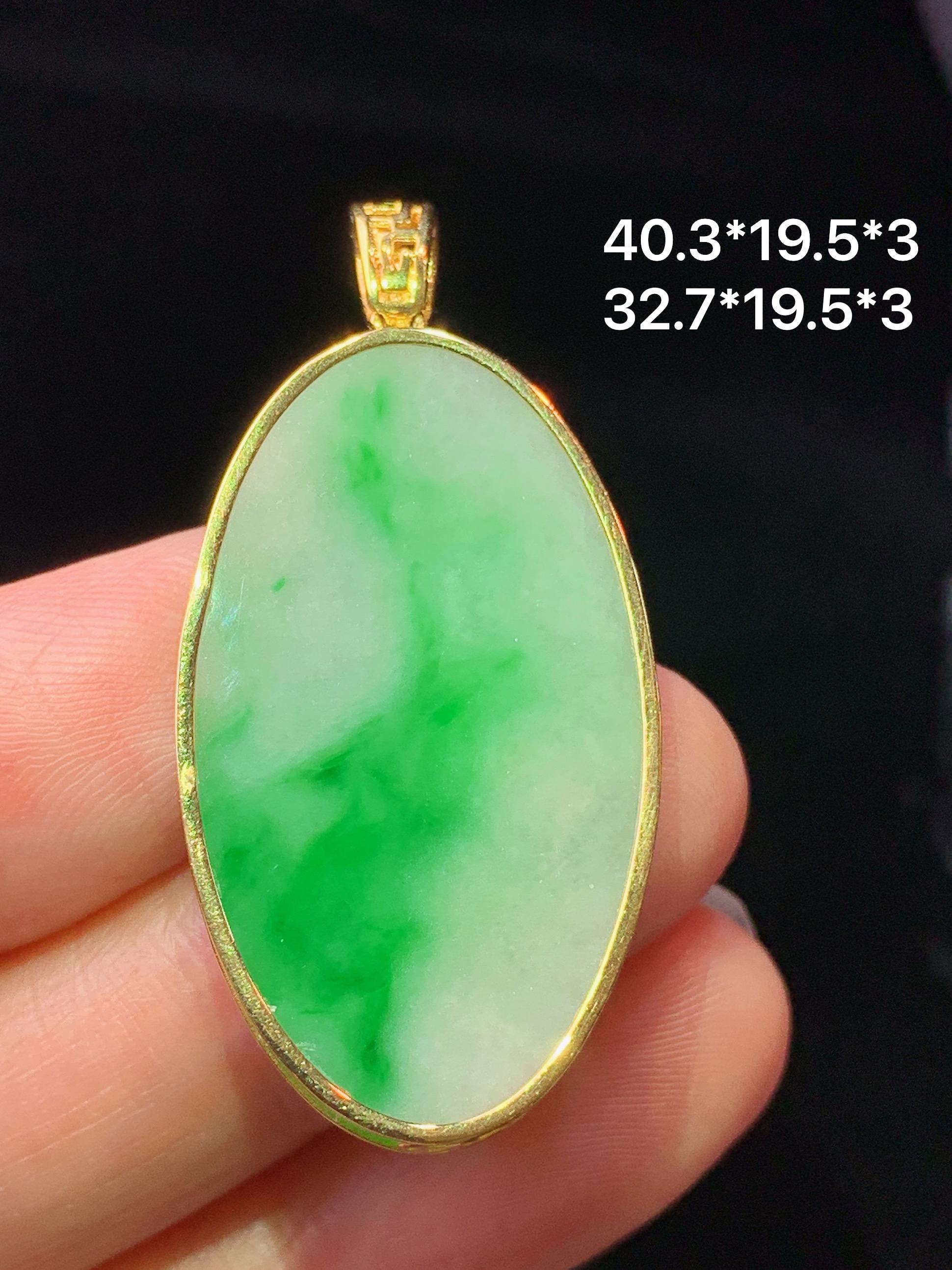 18k金镶嵌飘绿圆牌吊坠 玉质细腻 色泽艳丽清新 水润亮眼 整体尺寸40.3*19.5*3c5