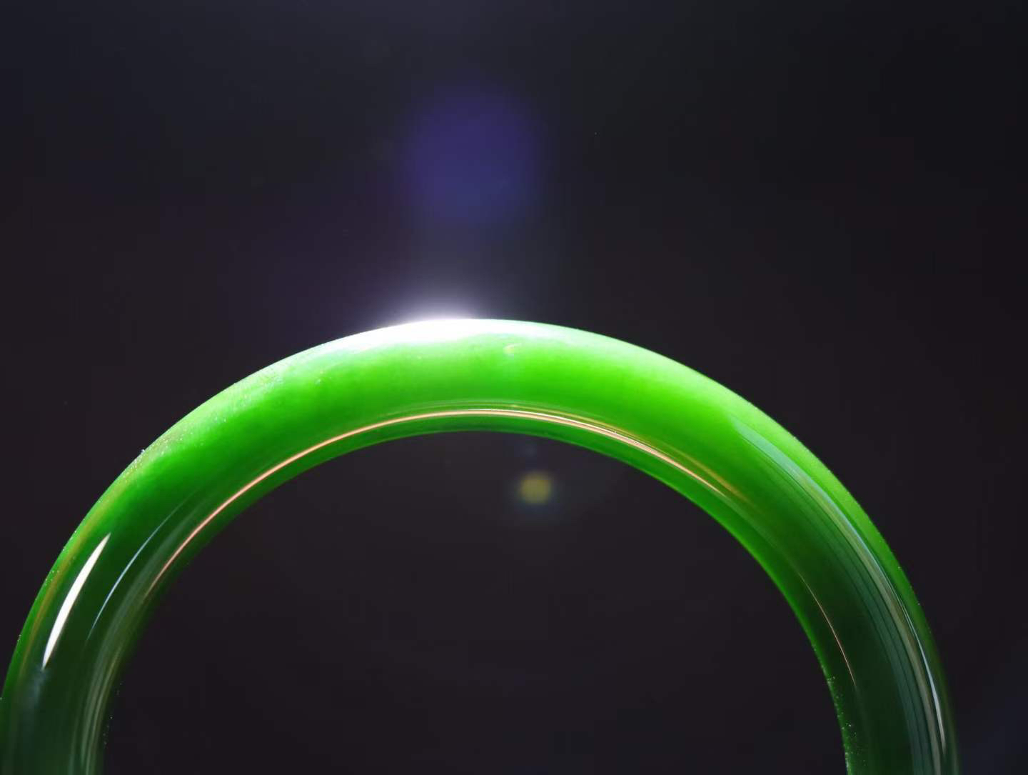 【腕间柔情】

收藏级和田玉碧玉菠菜绿手镯，俄料七号矿 红皮老料，玉质温润细腻 油性十足，色泽匀称，️款式精美时尚，佩戴美观惹眼，美自天成，婉约之美，举手投足间透出那份低调奢华。

重48.1克 圈口56mm尺寸56-12-8.4mm O18823207130