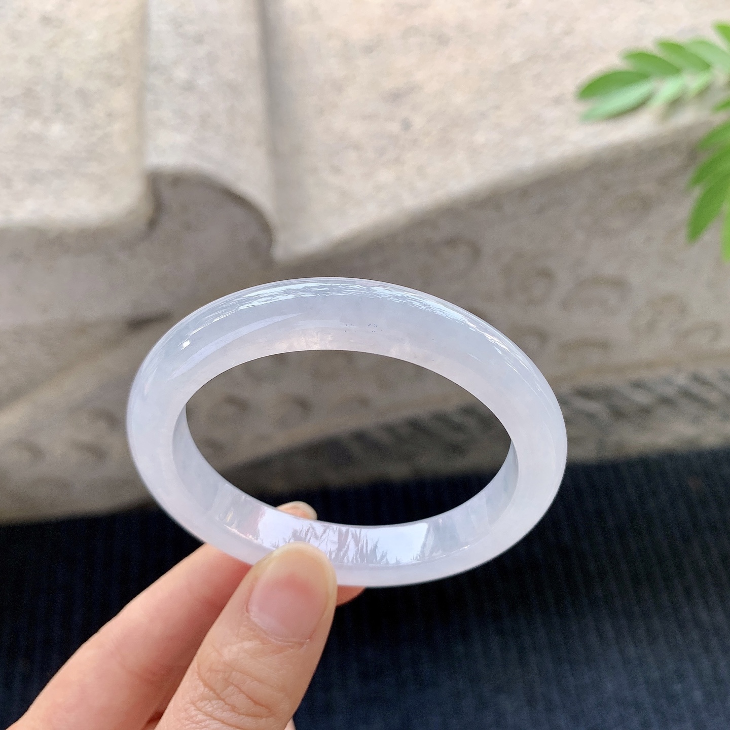 贵妃52 53 【圈口】53.5/47/10.3/8.2 【编码】BA031277 【描述】糯冰底色，水润，种老，细腻，打灯有絮线