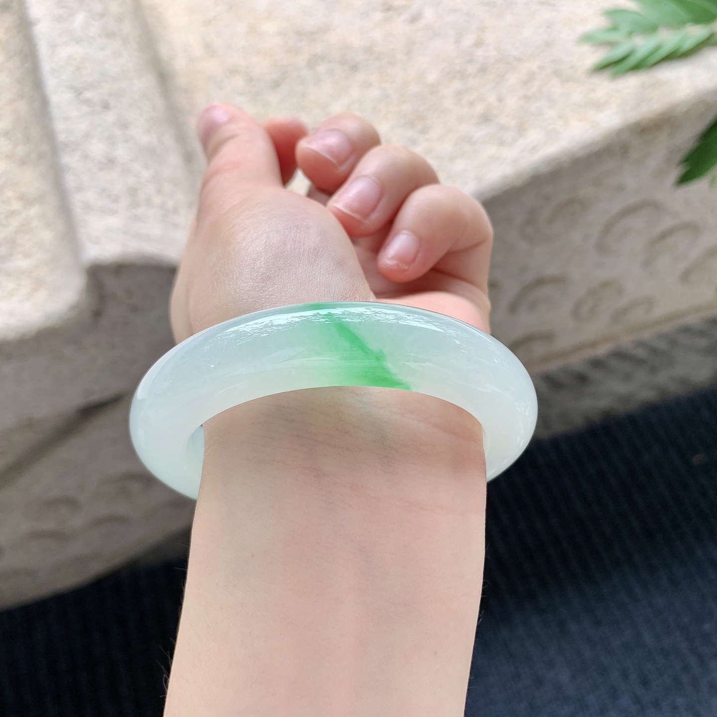 正圈54 55 【圈口】54.4/12.5/10.6 【编码】A3040935 【描述】糯冰飘绿阳绿，水润，种老，细腻，无纹裂