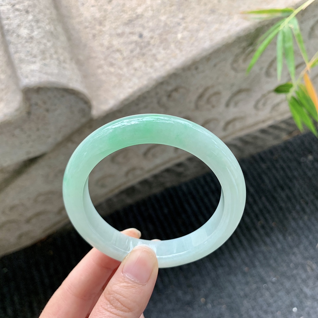 正圈56 57 【圈口】57.6/11.8/9.2 【编码】GL101667 【描述】飘绿，水润，种老，细腻，有棉纹