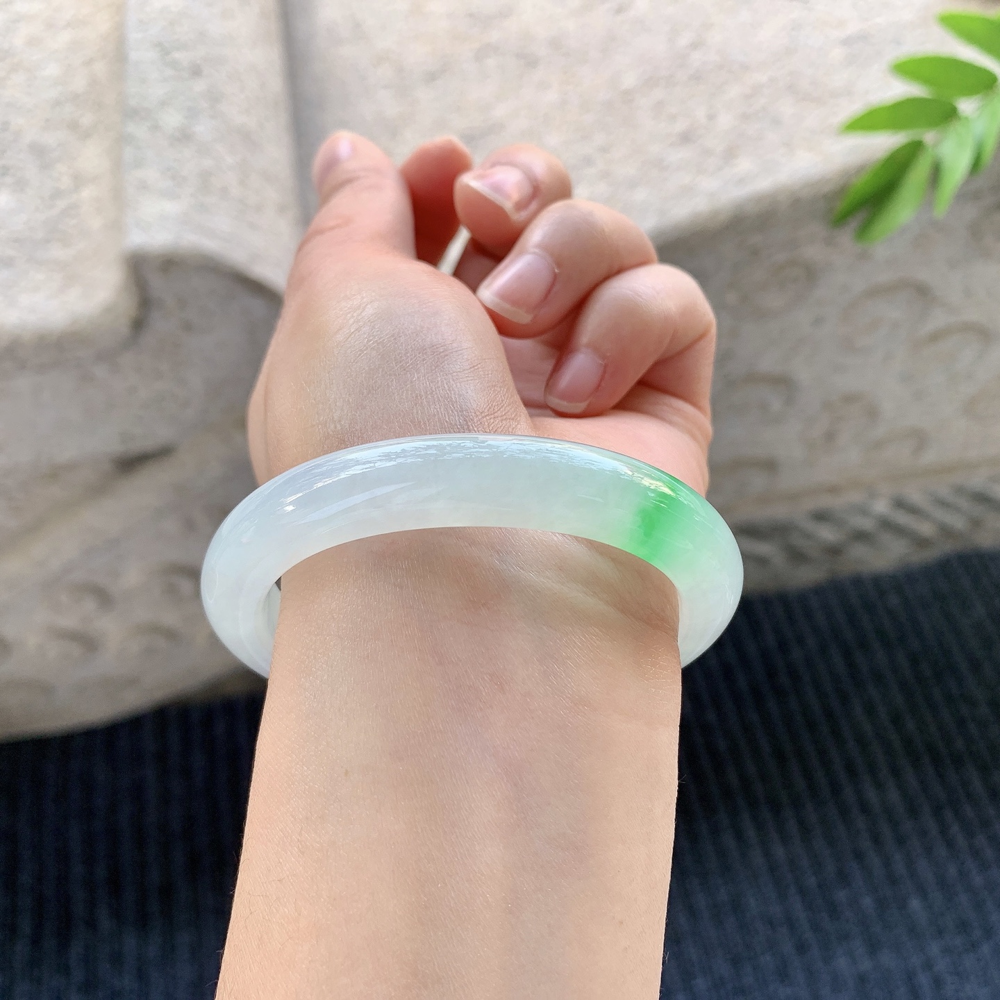 贵妃52 53【圈口】53.3/46.8/10/8.1【】喜询【编码】LZ011958【描述】冰糯飘阳绿，水润，种老，细腻，无纹裂