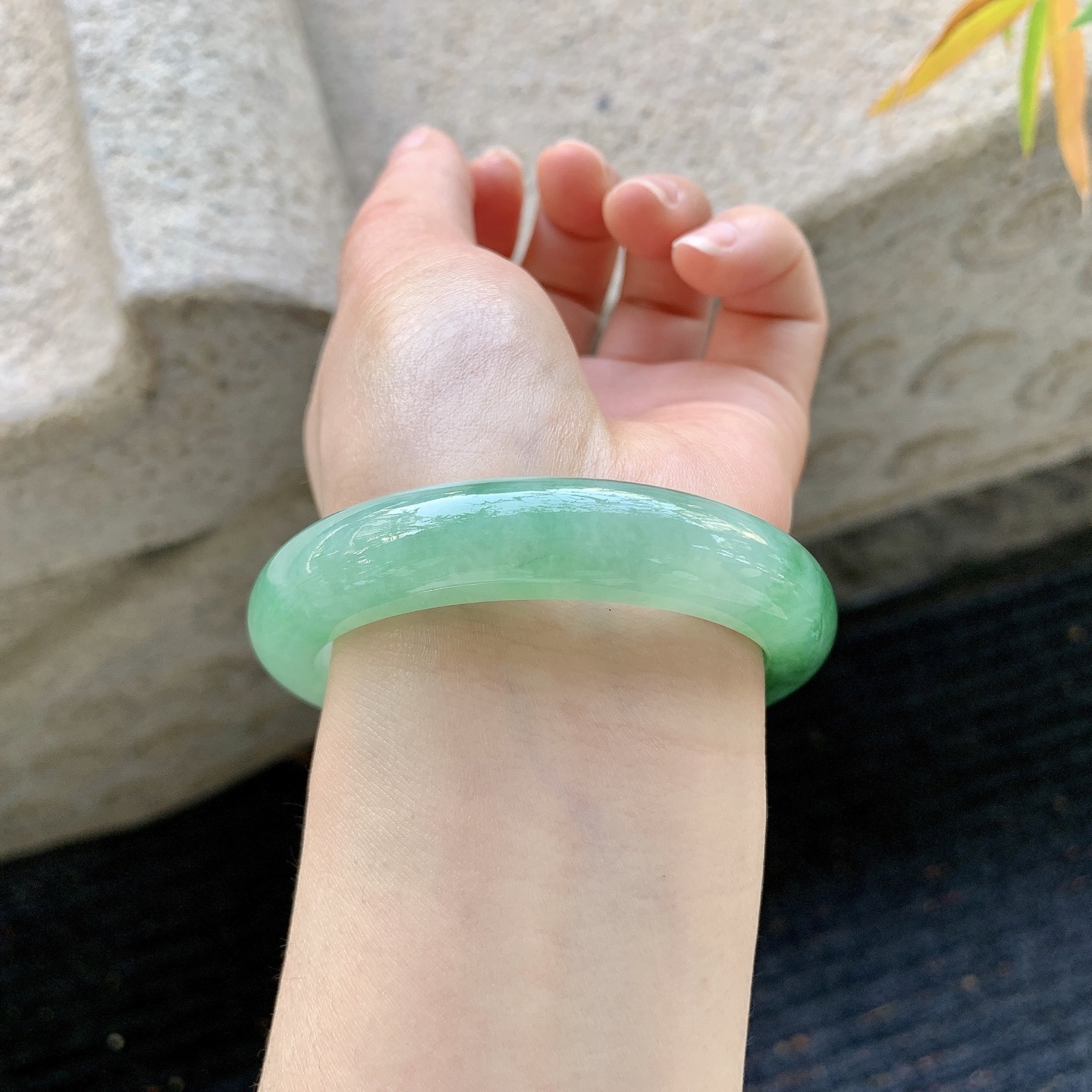 正圈53 54【圈口】54.3/12.5/8.4【编码】YT011951【描述】糯冰飘绿，水润，种老，细腻，打灯有絮线