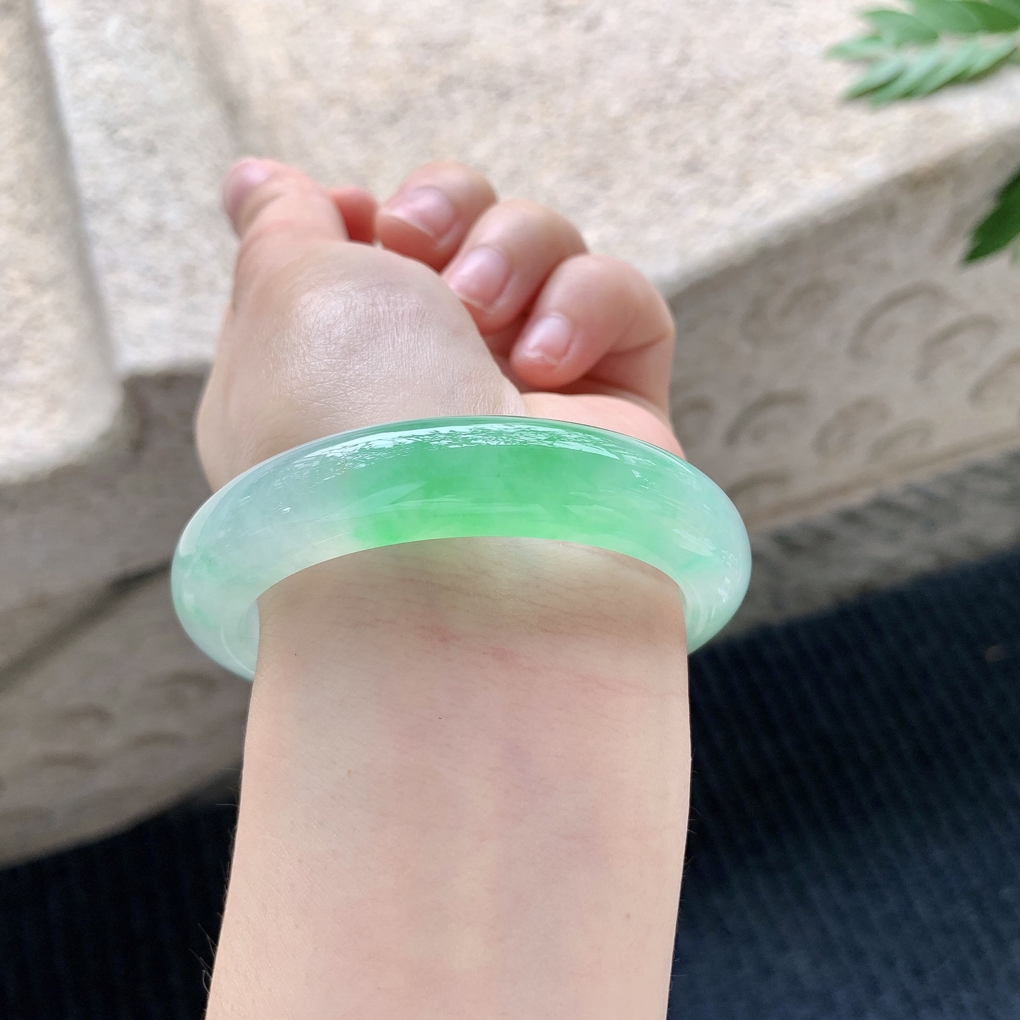 正圈52 53【圈口】53.3/12.3/8.7【编码】GJ040901【描述】冰阳绿，清透，水润，种老，细腻，打灯有棉线