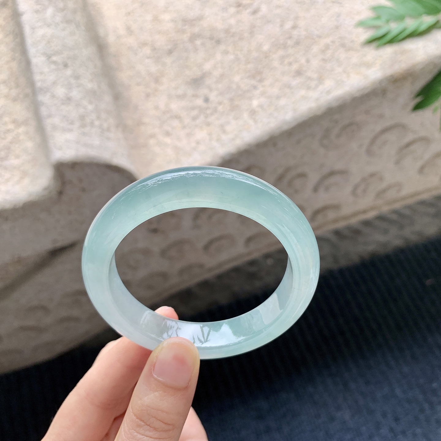 正圈53 54【圈口】54.2/12.2/8.8【编码】C5040939【描述】冰糯晴绿，清透，水润，种老，细腻，打灯有絮线