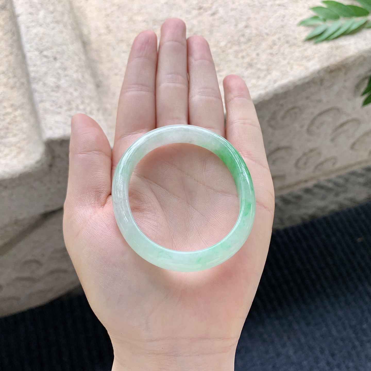 贵妃51 52【圈口】52.2/44/8.7/6.2【编码】GL040946【描述】糯冰种飘绿，水润，种老，细腻，打灯有纹线