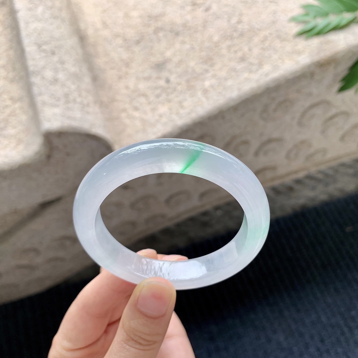 正圈53 54 【圈口】53.5/11.7/8.6 【编码】X040937 【描述】冰飘绿，水润，种老，细腻，打灯有棉纹线