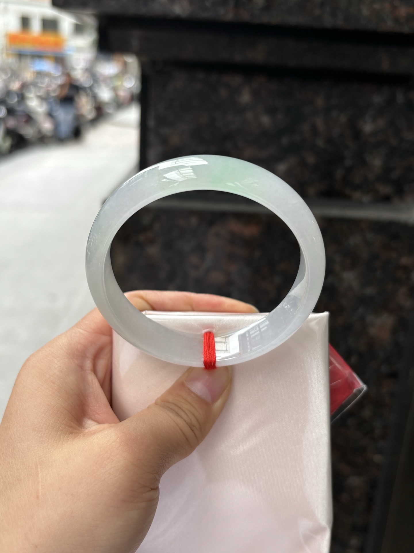 三彩宽版正圈 57.7-14.2-7 0408-N379 ，底妆冰润，春彩洒金，有三彩特色，仿佛彩虹般的色彩，绚丽梦幻，气质清新淡雅，上手靓丽大方。