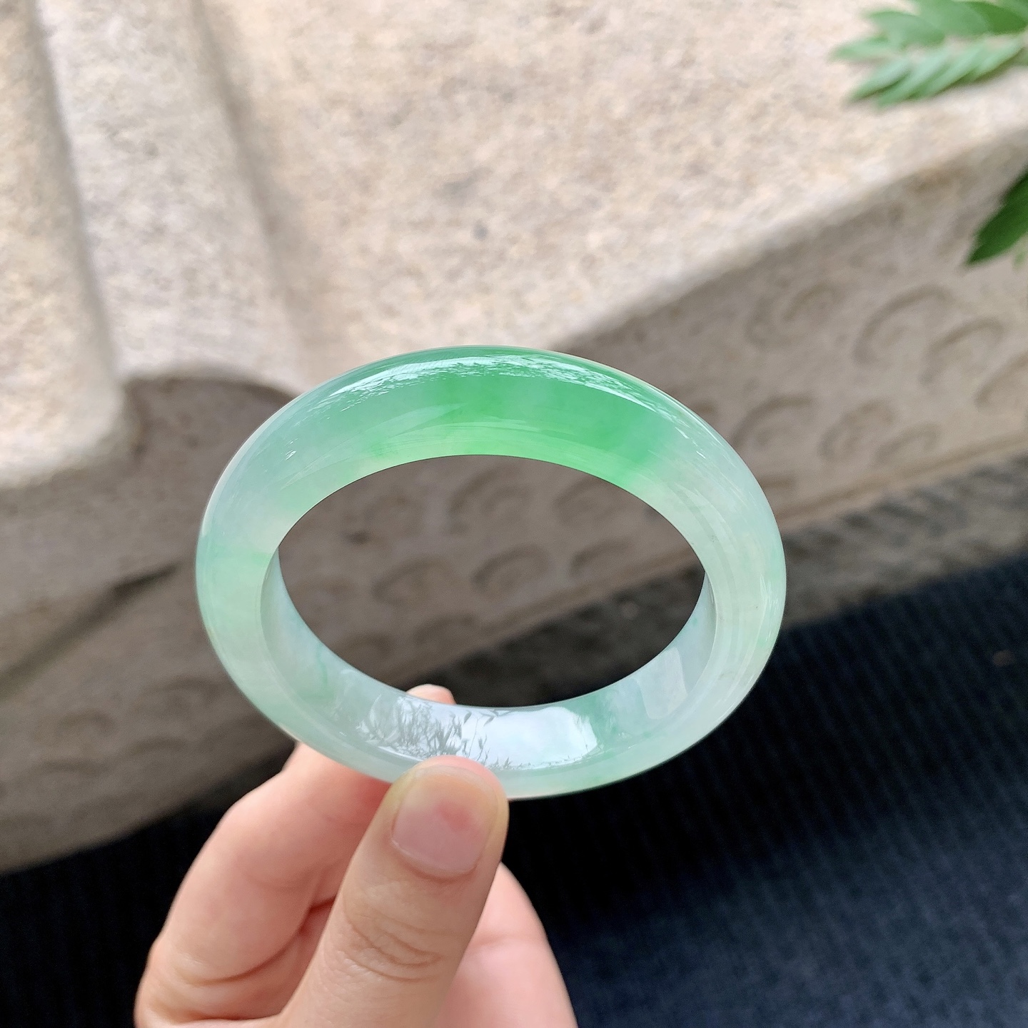 正圈52 53【圈口】53.3/12.3/8.7【编码】GJ040901【描述】冰阳绿，清透，水润，种老，细腻，打灯有棉线