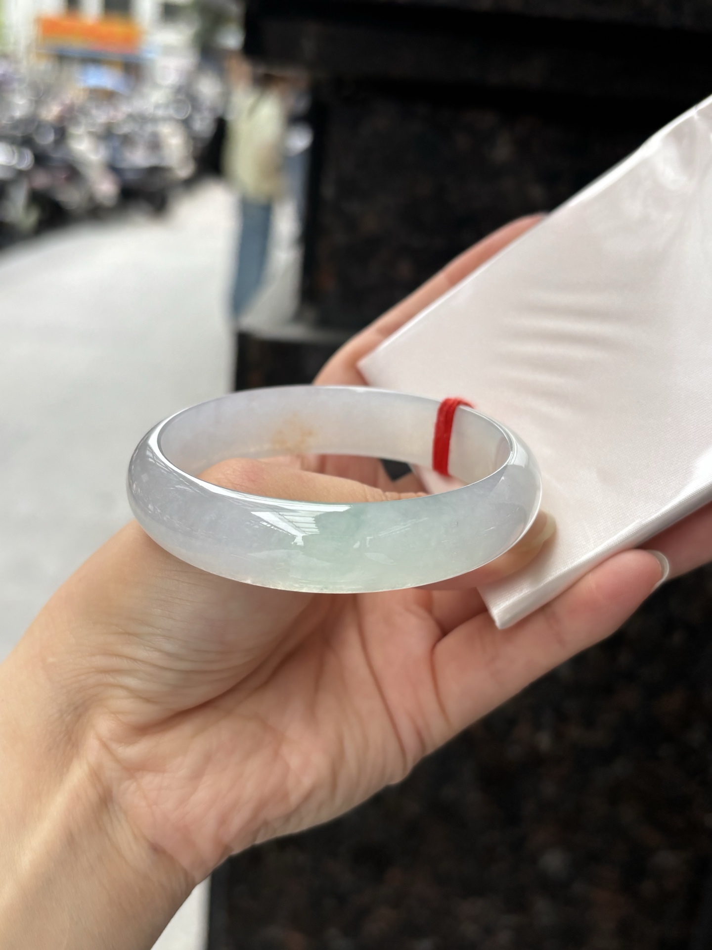 三彩宽版正圈 57.7-14.2-7 0408-N379 ，底妆冰润，春彩洒金，有三彩特色，仿佛彩虹般的色彩，绚丽梦幻，气质清新淡雅，上手靓丽大方。