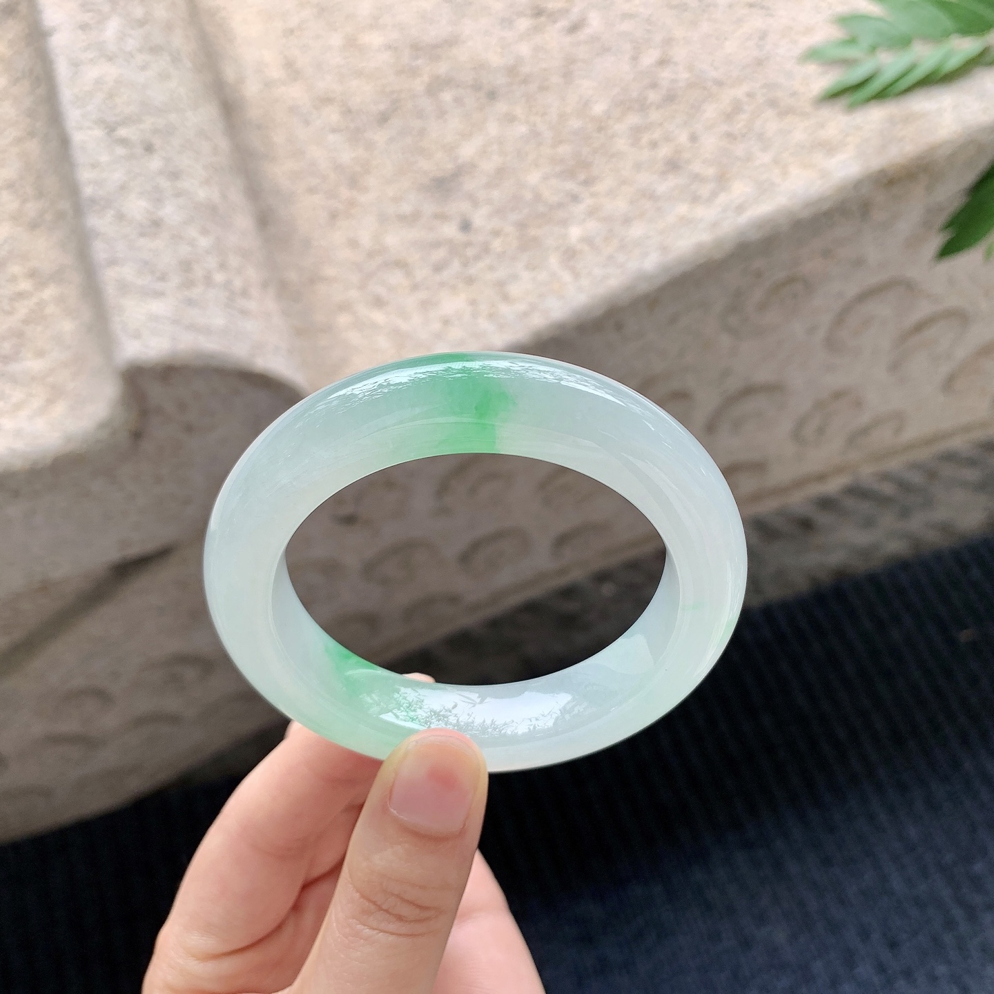 正圈54 55 【圈口】54.4/12.5/10.6 【编码】A3040935 【描述】糯冰飘绿阳绿，水润，种老，细腻，无纹裂