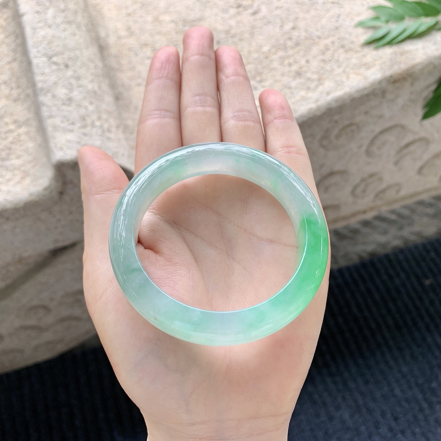 正圈52 53【圈口】53.3/12.3/8.7【编码】GJ040901【描述】冰阳绿，清透，水润，种老，细腻，打灯有棉线