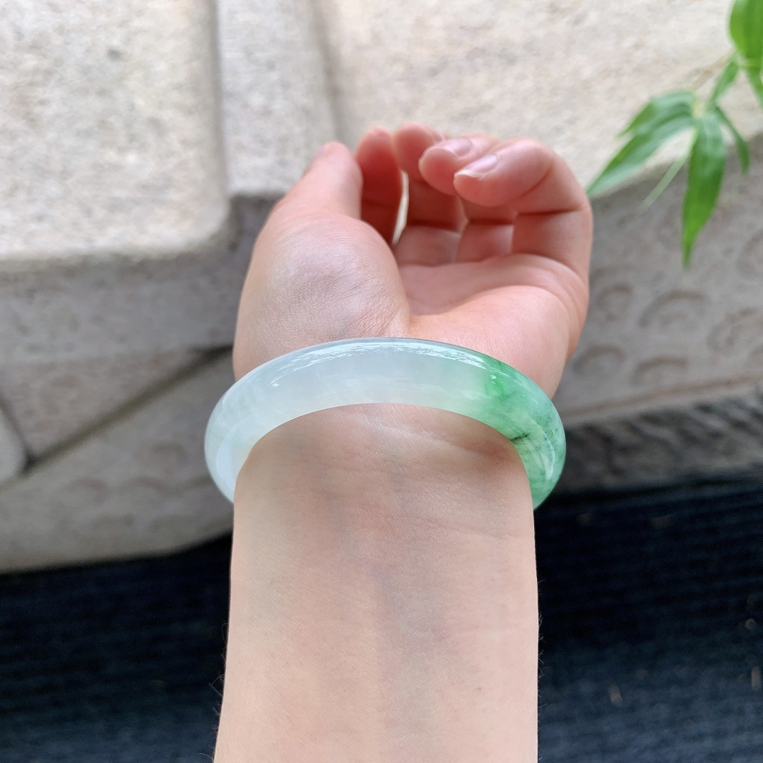 贵妃53 54 【圈口】56.2/49/9.7/7.7 【编码】FL052283 【描述】冰糯飘绿花，清透，水润，种老，细腻，打灯有纹线