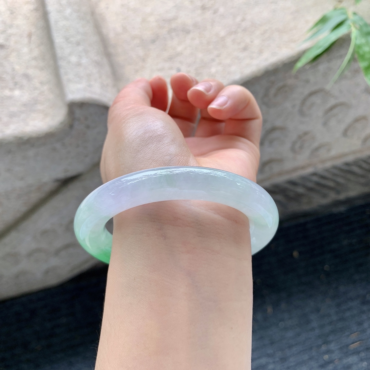 圆条55 56 【圈口】56.6/10.7/11.2 【编码】BA032561 【描述】春彩，飘绿，水润，种老，有纹线