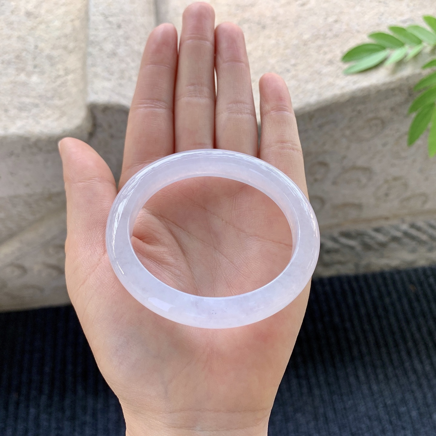 贵妃52 53 【圈口】53.5/47/10.3/8.2 【编码】BA031277 【描述】糯冰底色，水润，种老，细腻，打灯有絮线