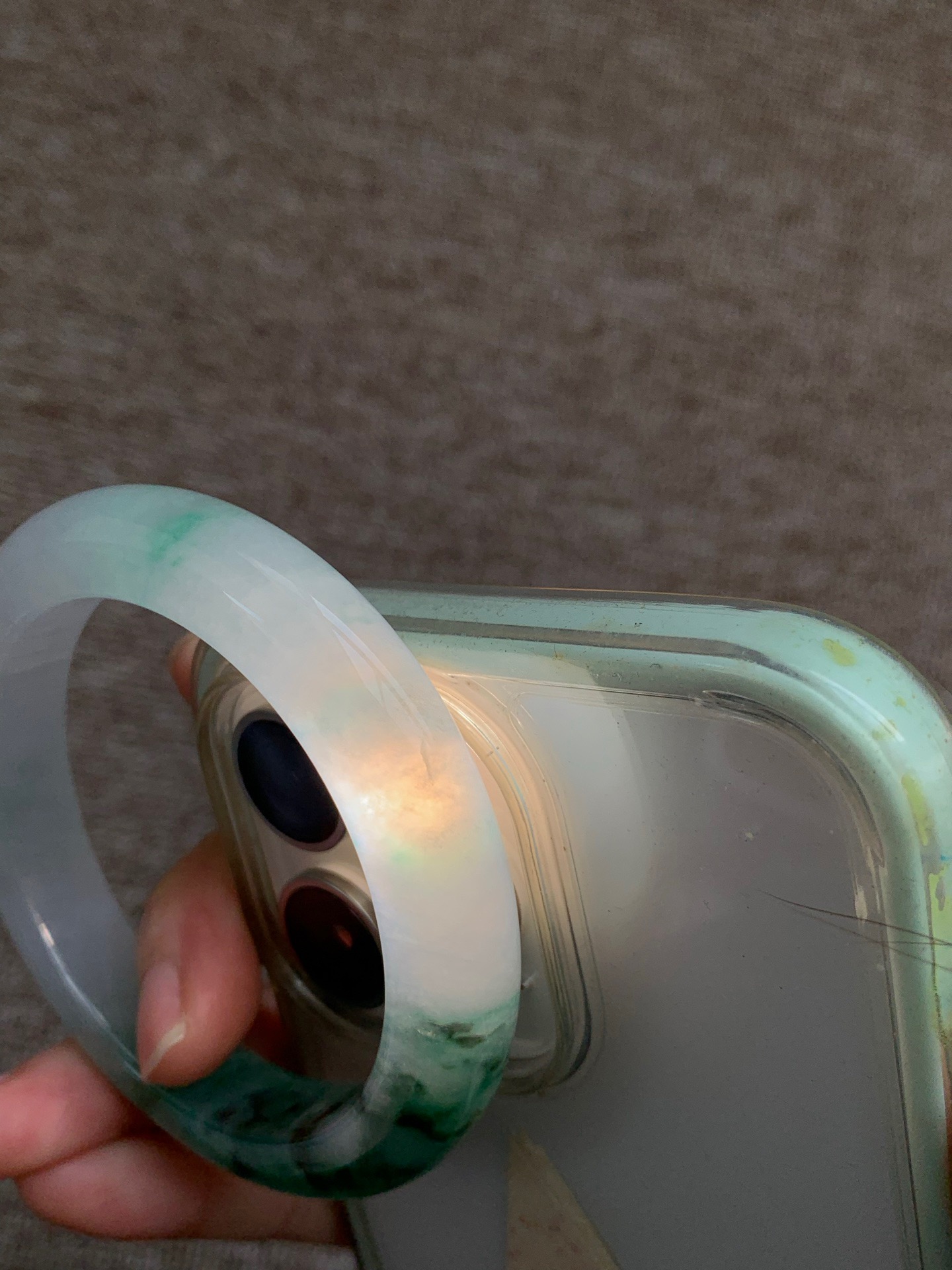 正圈54 55【圈口】55.7/11.2/9.7【编码】DW040966【描述】冰糯绿花，清透，水润，种老，细腻，打灯有棉线