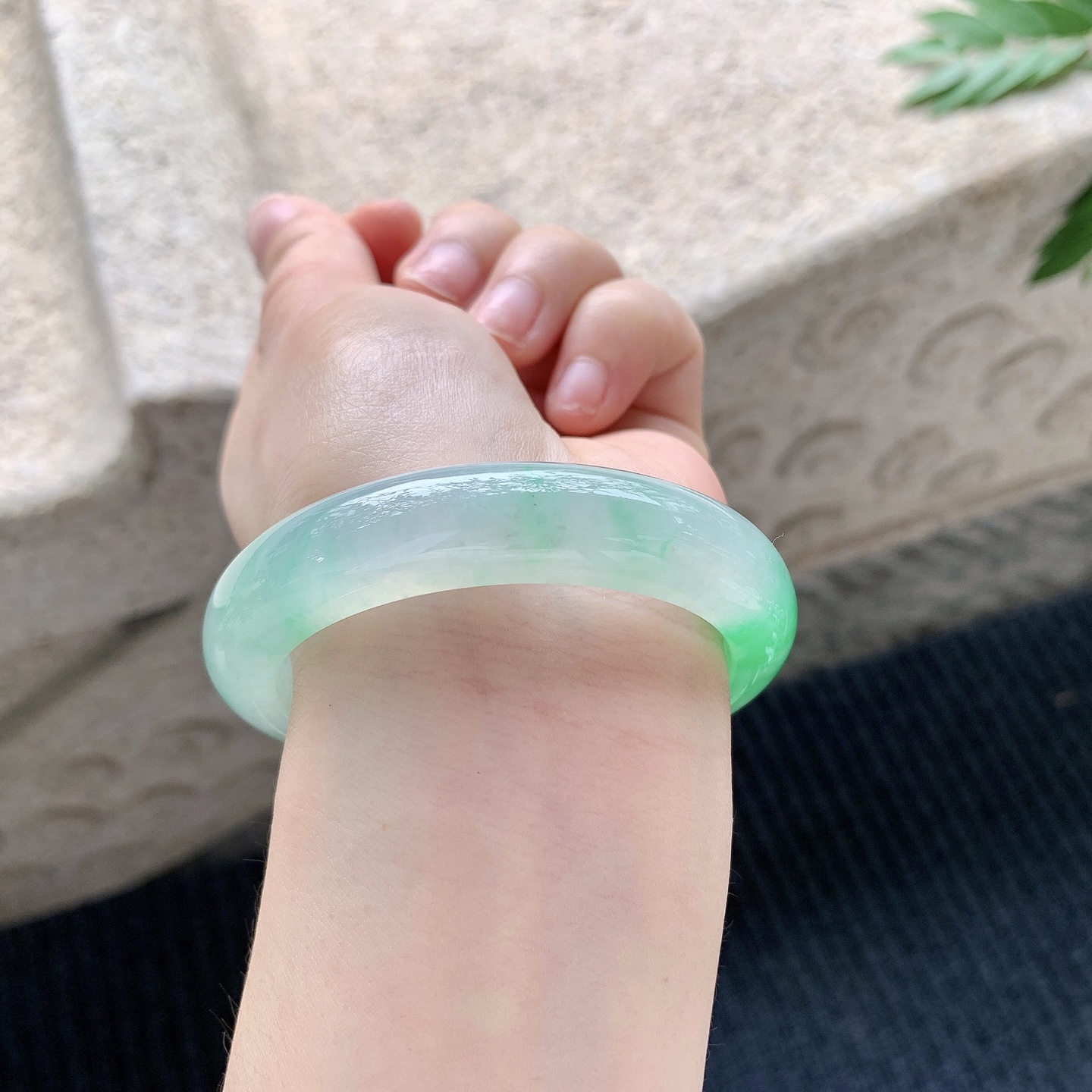 正圈52 53【圈口】53.3/12.3/8.7【编码】GJ040901【描述】冰阳绿，清透，水润，种老，细腻，打灯有棉线