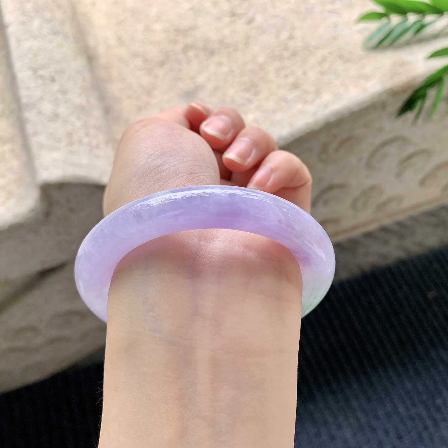 圆条51 52【圈口】52.8/10.3/10.6【编码】BA040908【描述】艳紫飘绿，水润，种老，细腻，有纹线