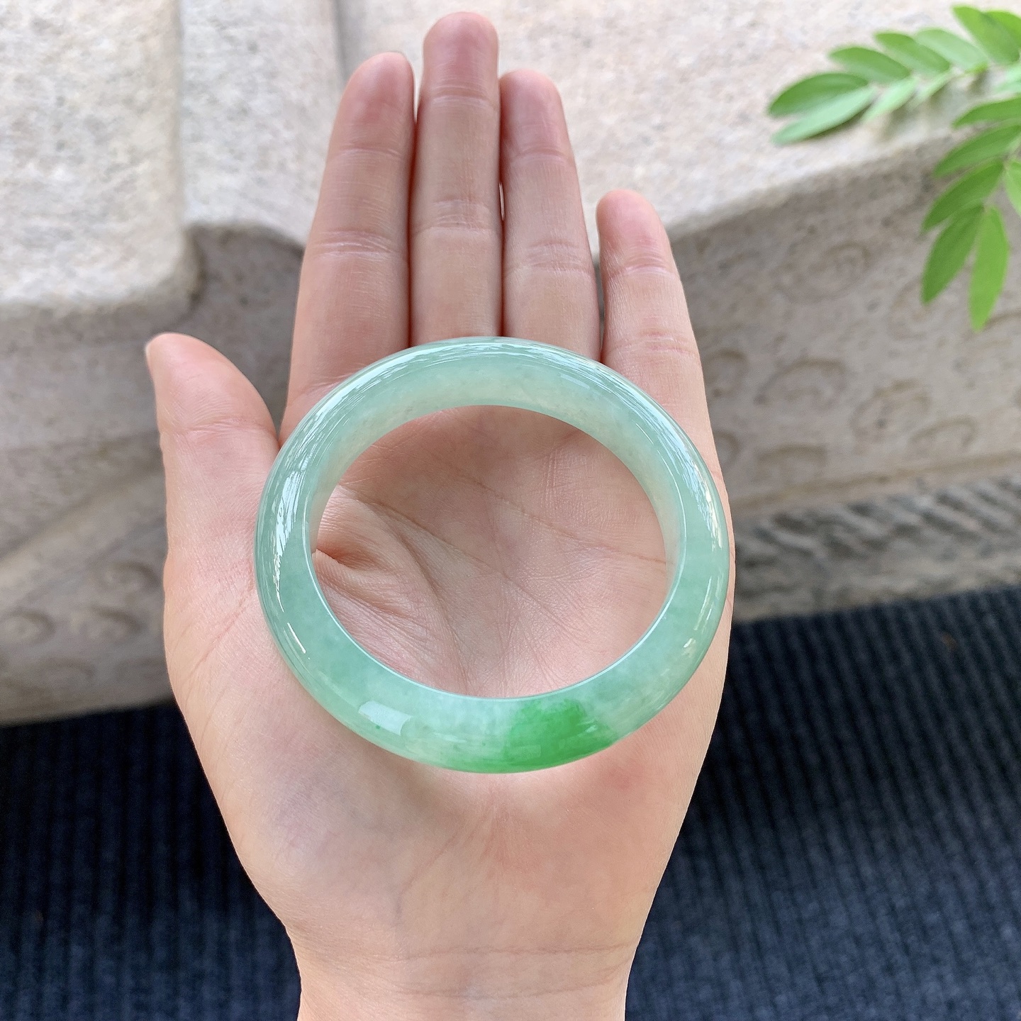 正圈49 50 【圈口】50.3/12.2/8 【编码】YT033059 【描述】糯冰飘绿，水润，种老，细腻，打灯有絮线