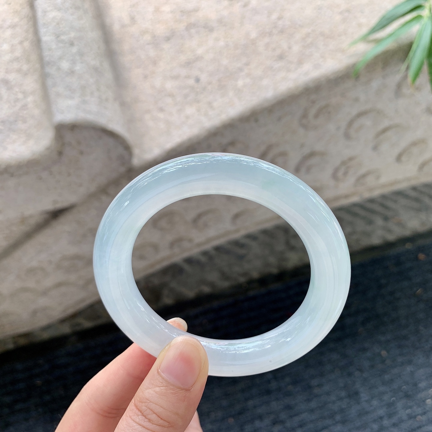 圆条54 55【圈口】55.8/11.6/11.5【编码】DW012160【描述】糯冰底色飘绿，水润，种老，细腻，无纹裂