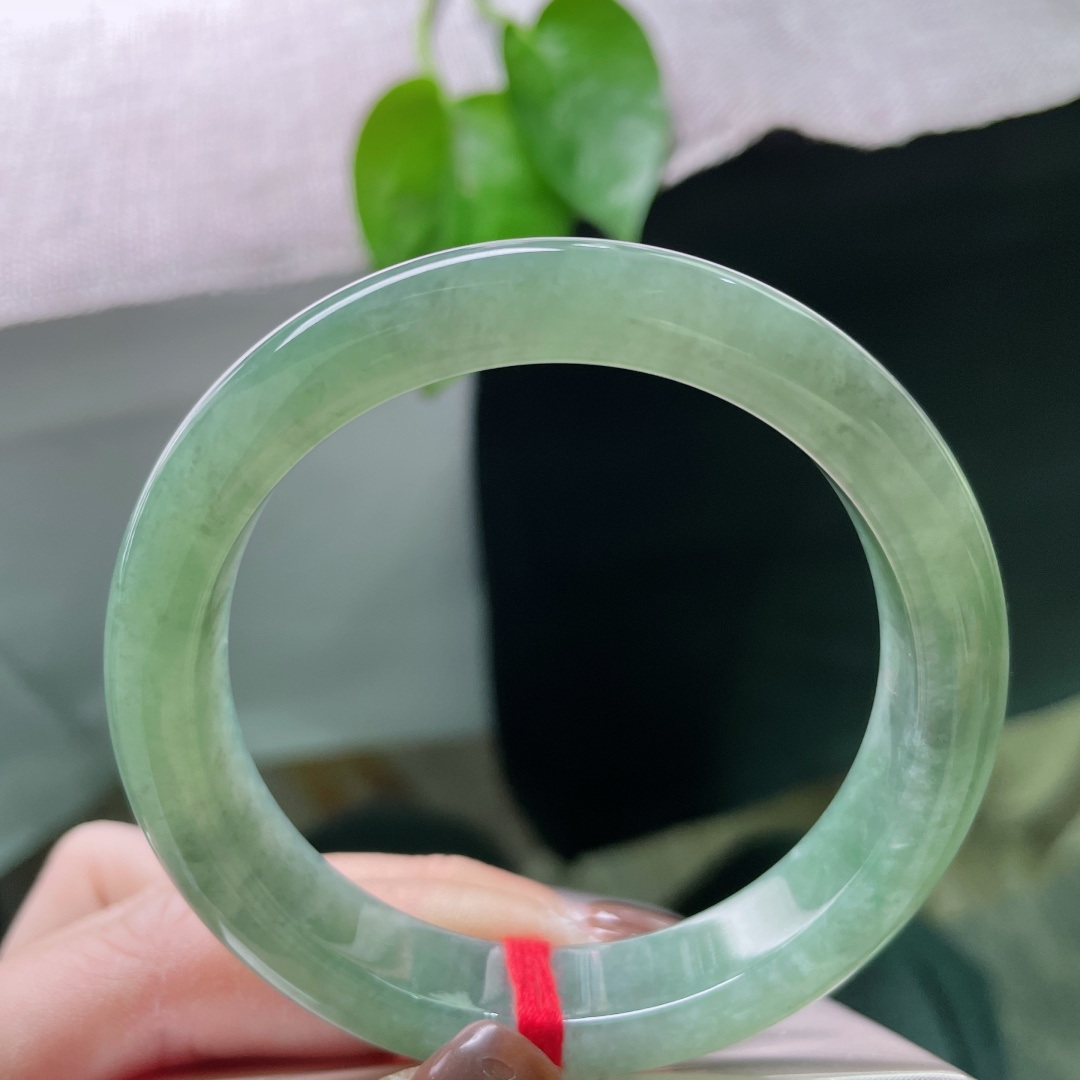 55.5/11.6/7.9，湖水绿正圈，水头好，晶莹玉润，种老，一点皮纹不显，ss49610a