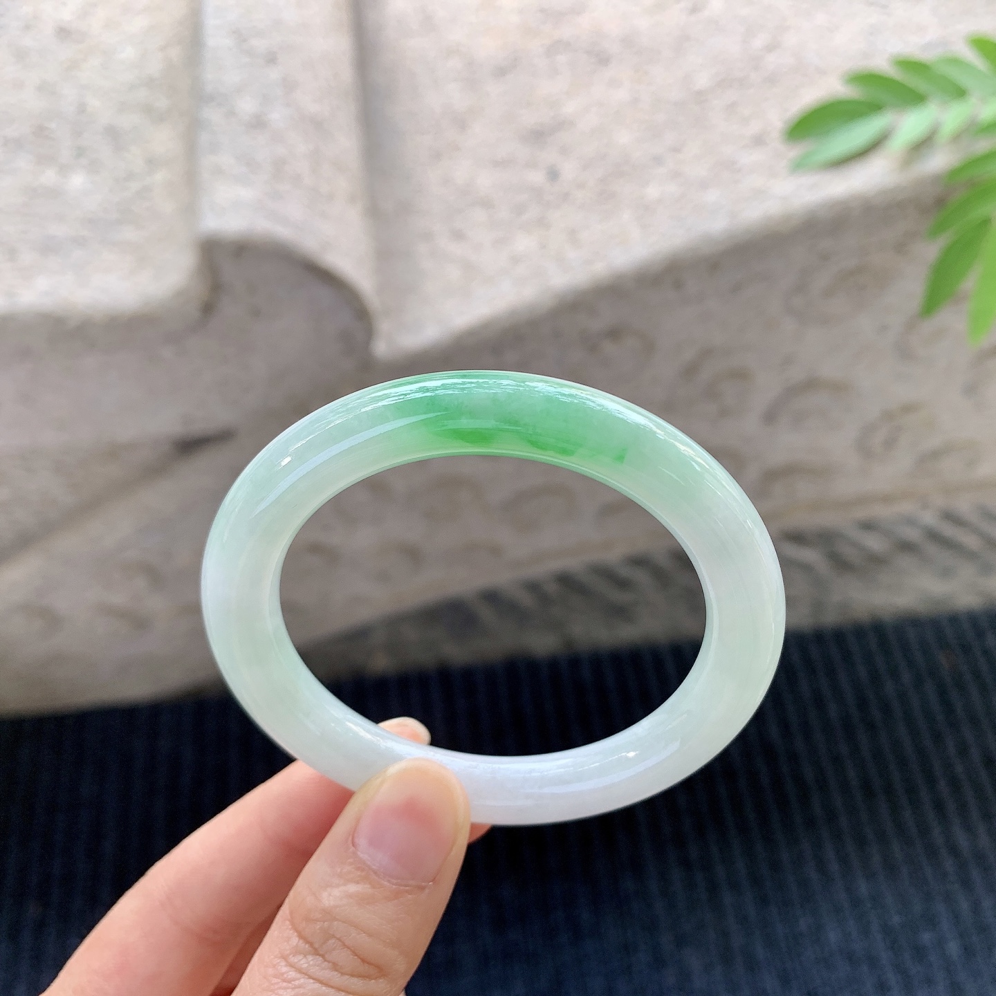 圆条51 52 【圈口】52.2/8.8/9 【编码】FL031260 【描述】飘绿，水润，种老，细腻，打灯有絮线