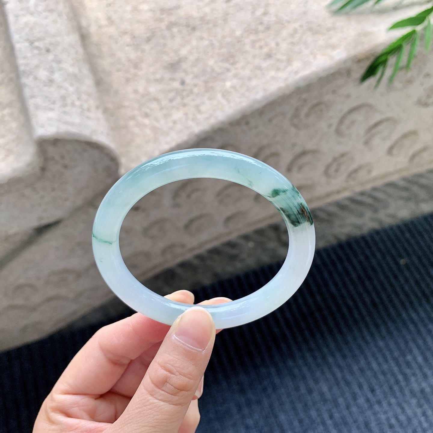 圆条53 54【圈口】54.4/8.6/8.2【编码】GL040994【描述】糯冰飘花，水润，种老，细腻，打灯有棉絮线